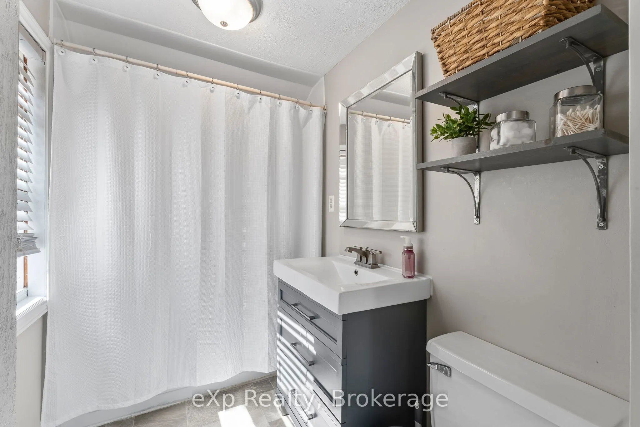 140 KING Street E