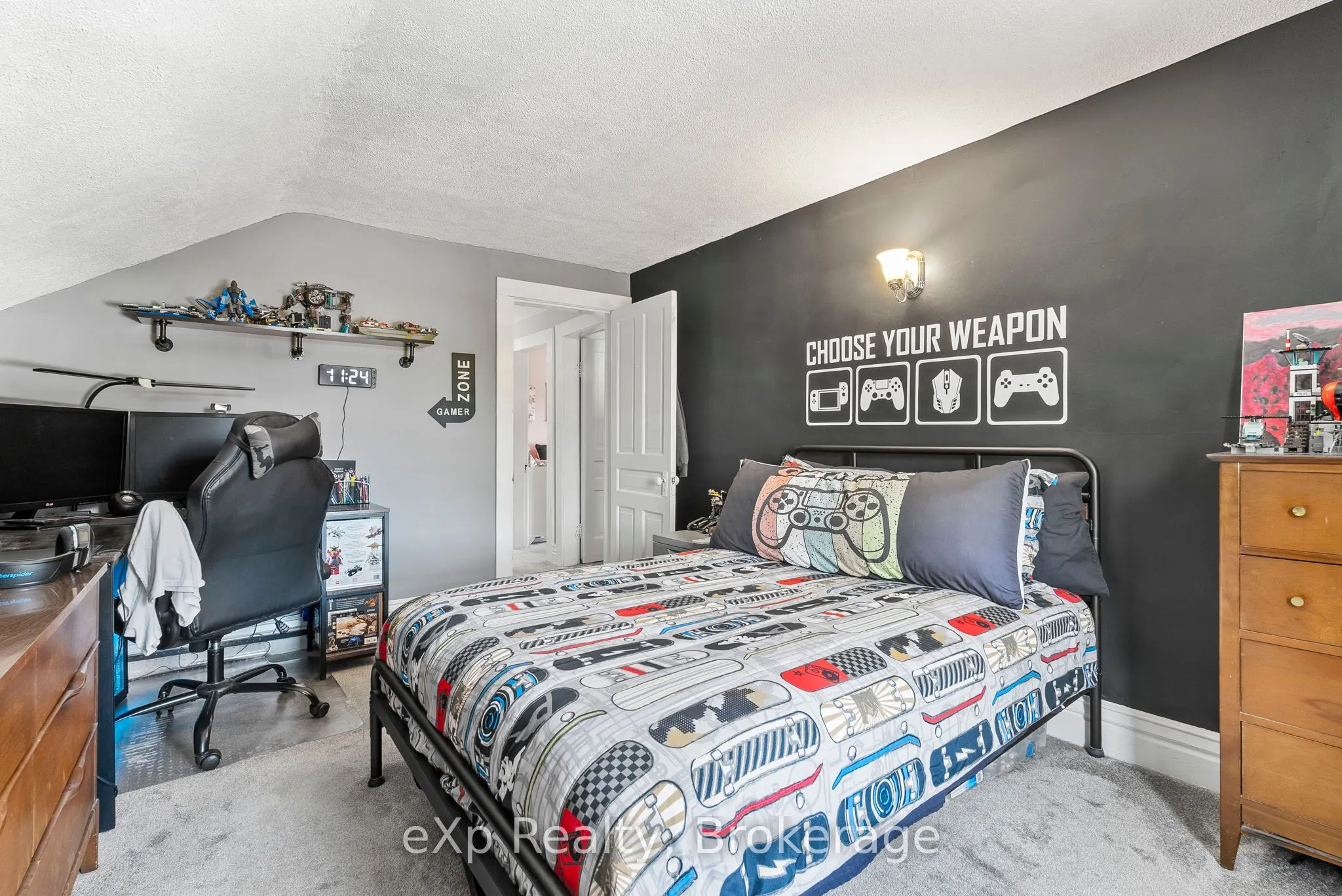 140 KING Street E