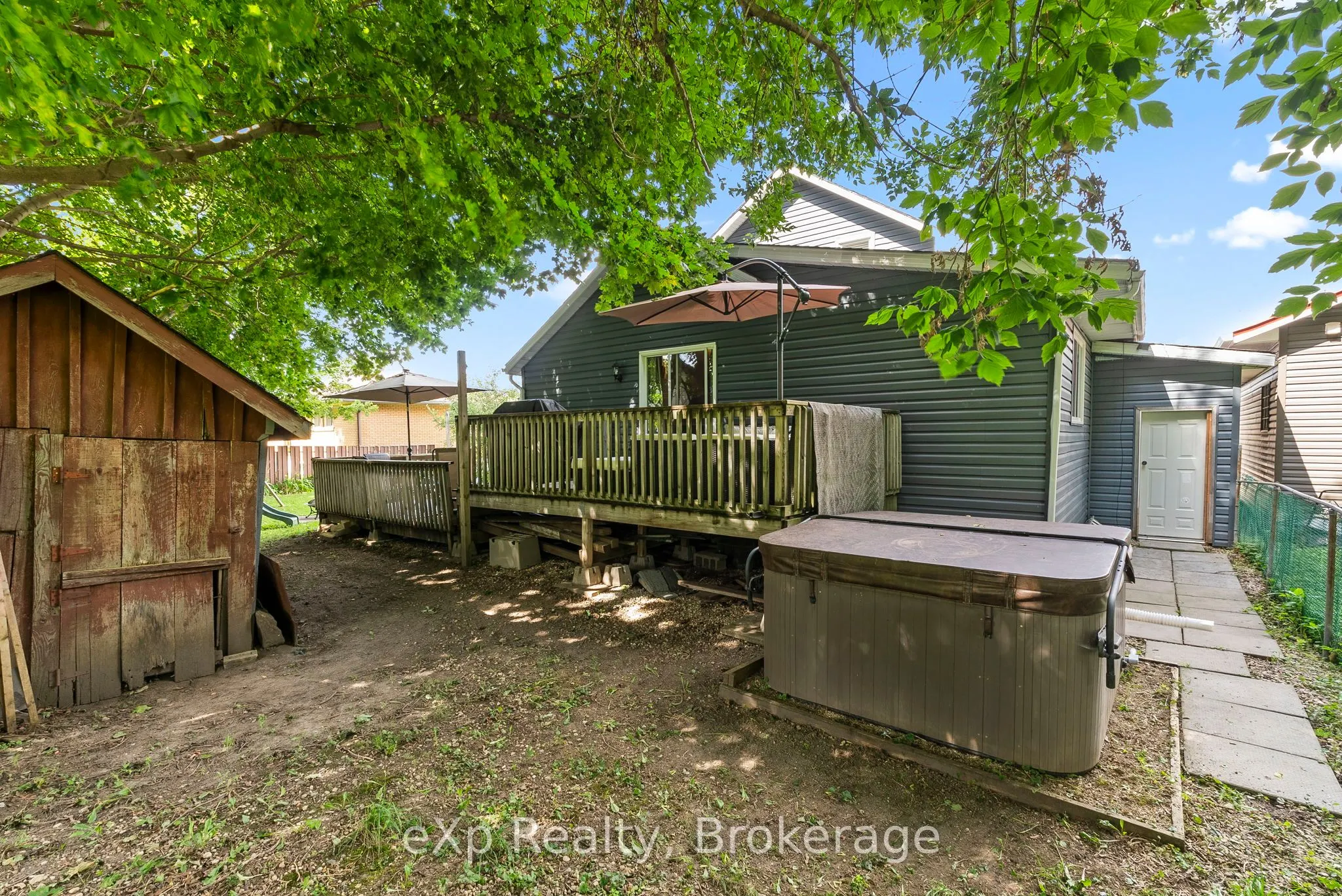 140 KING Street E