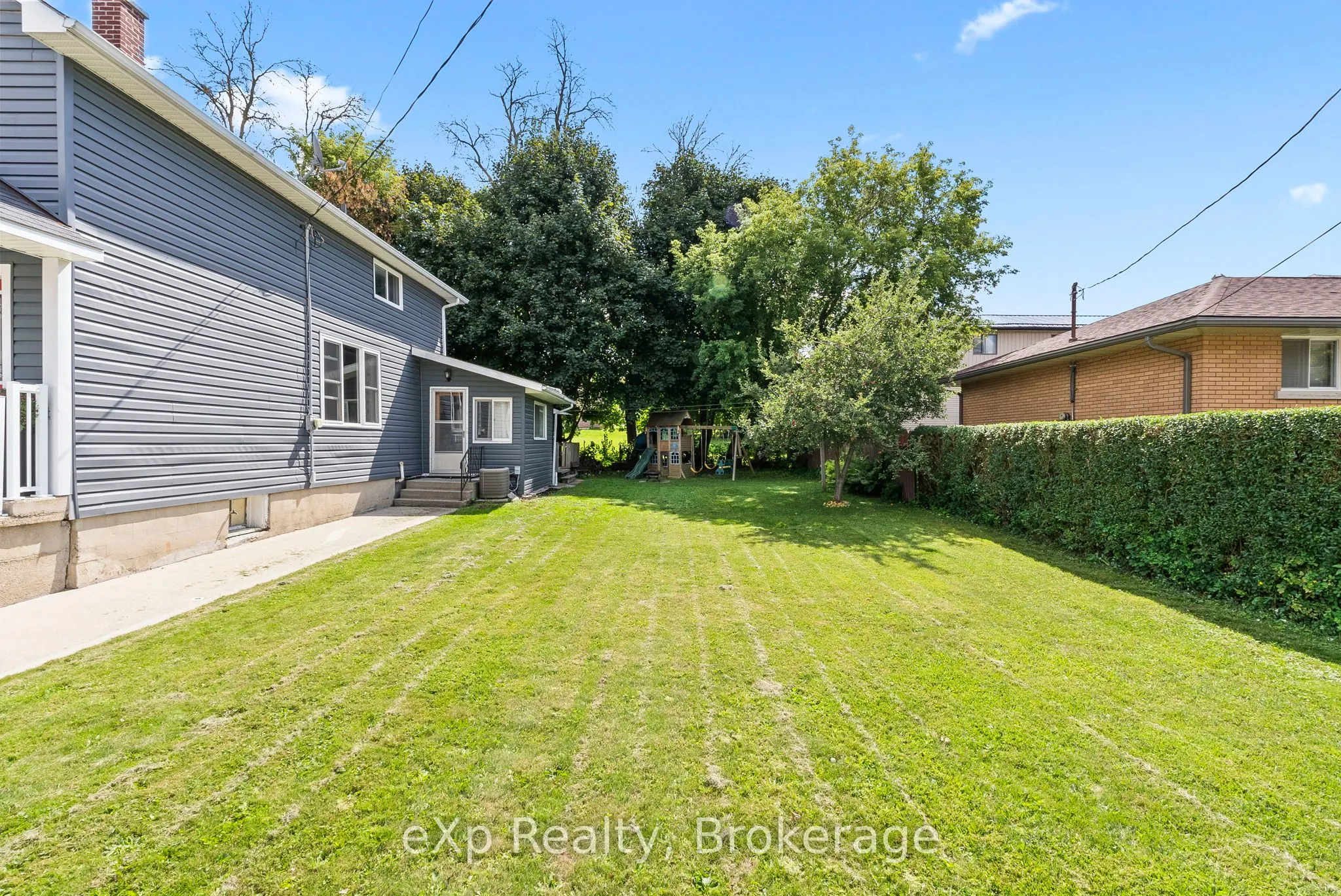 140 KING Street E