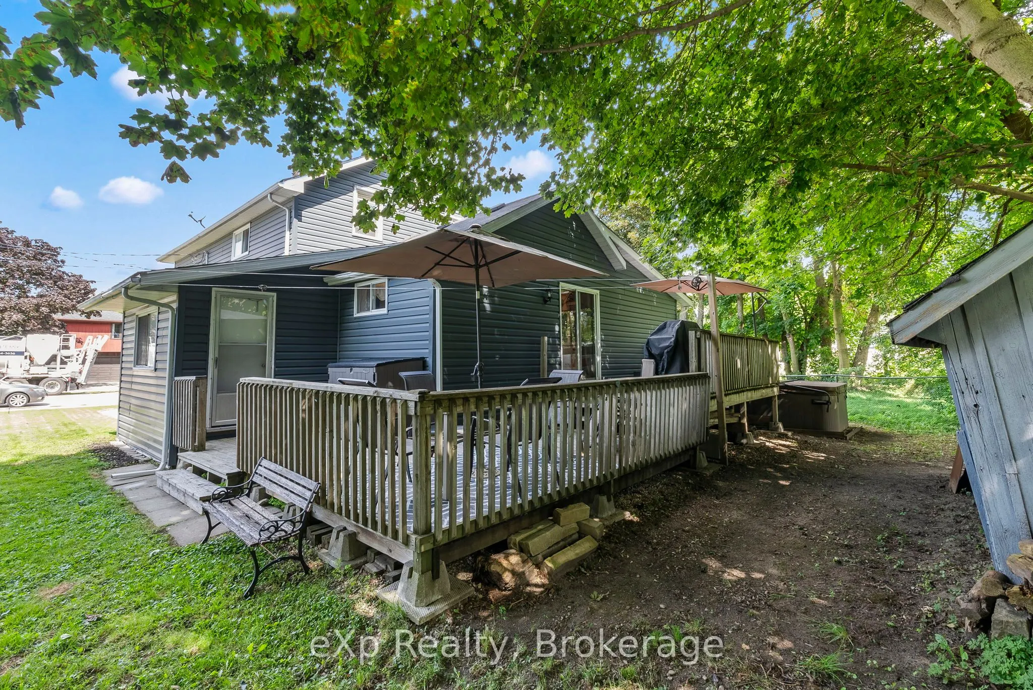 140 KING Street E