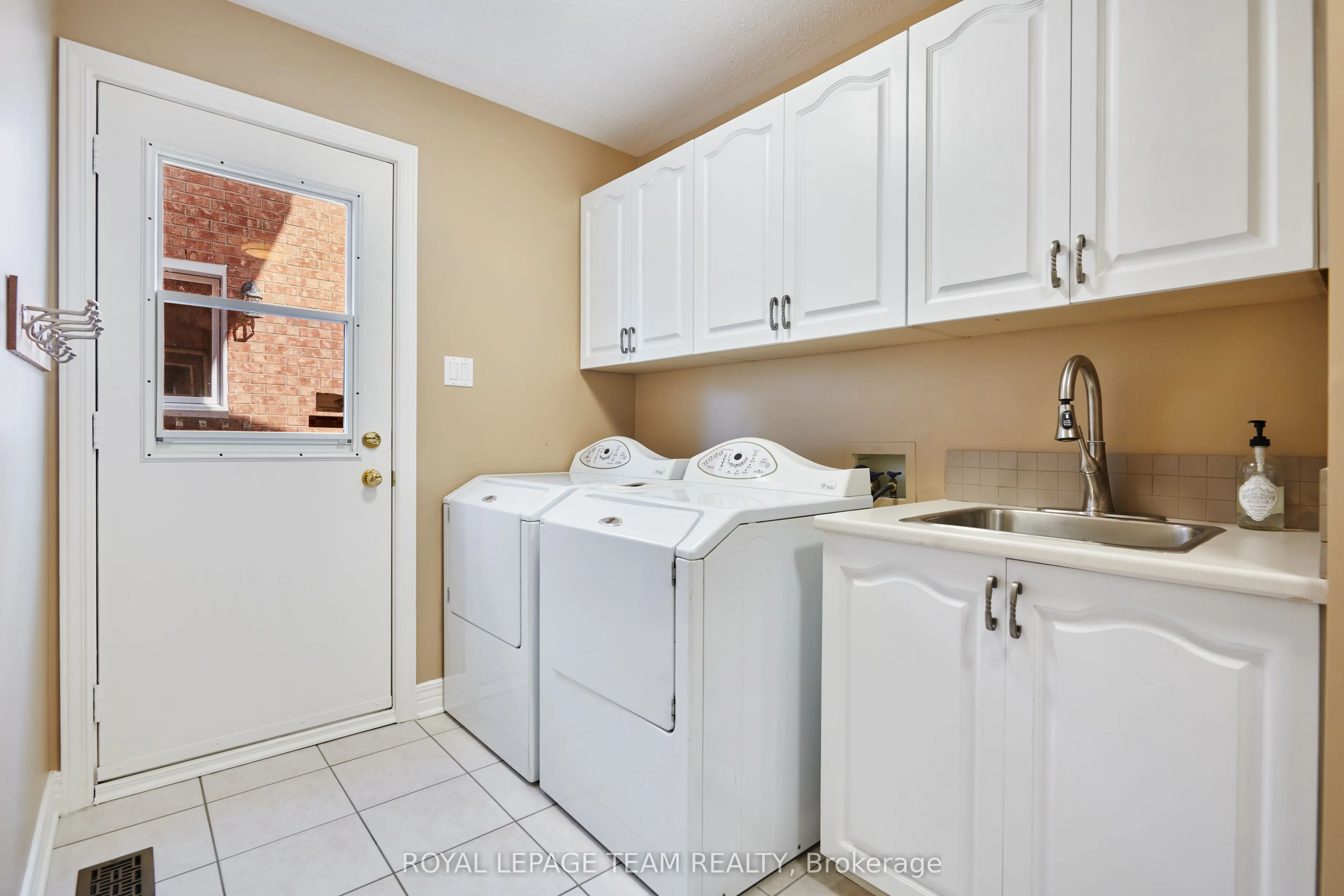 33 Northgate Street S