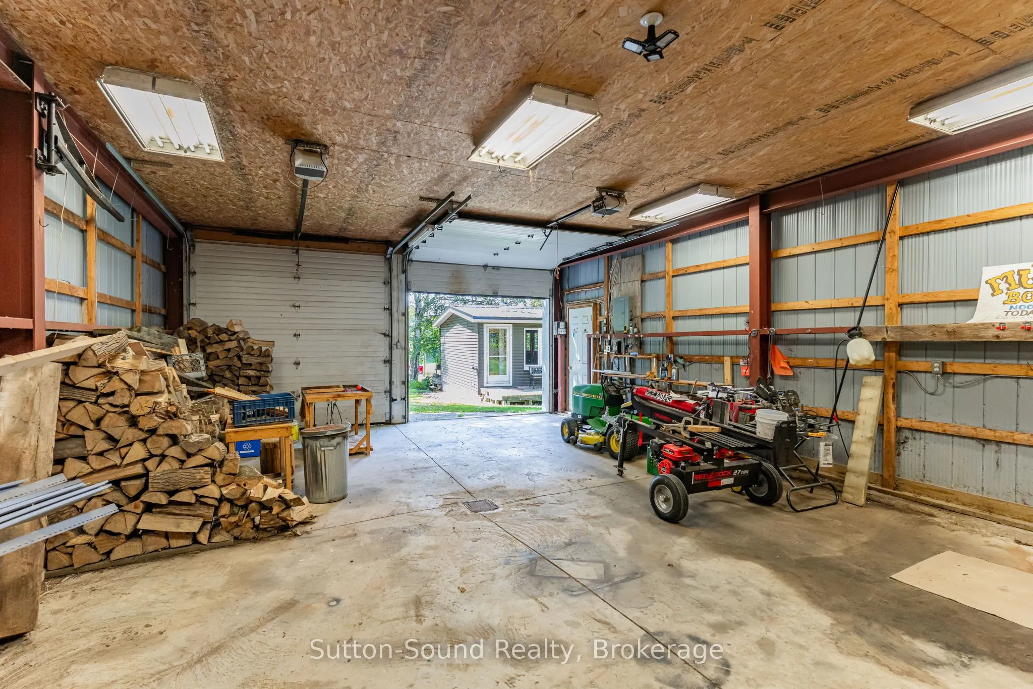 403261 8 Side Road