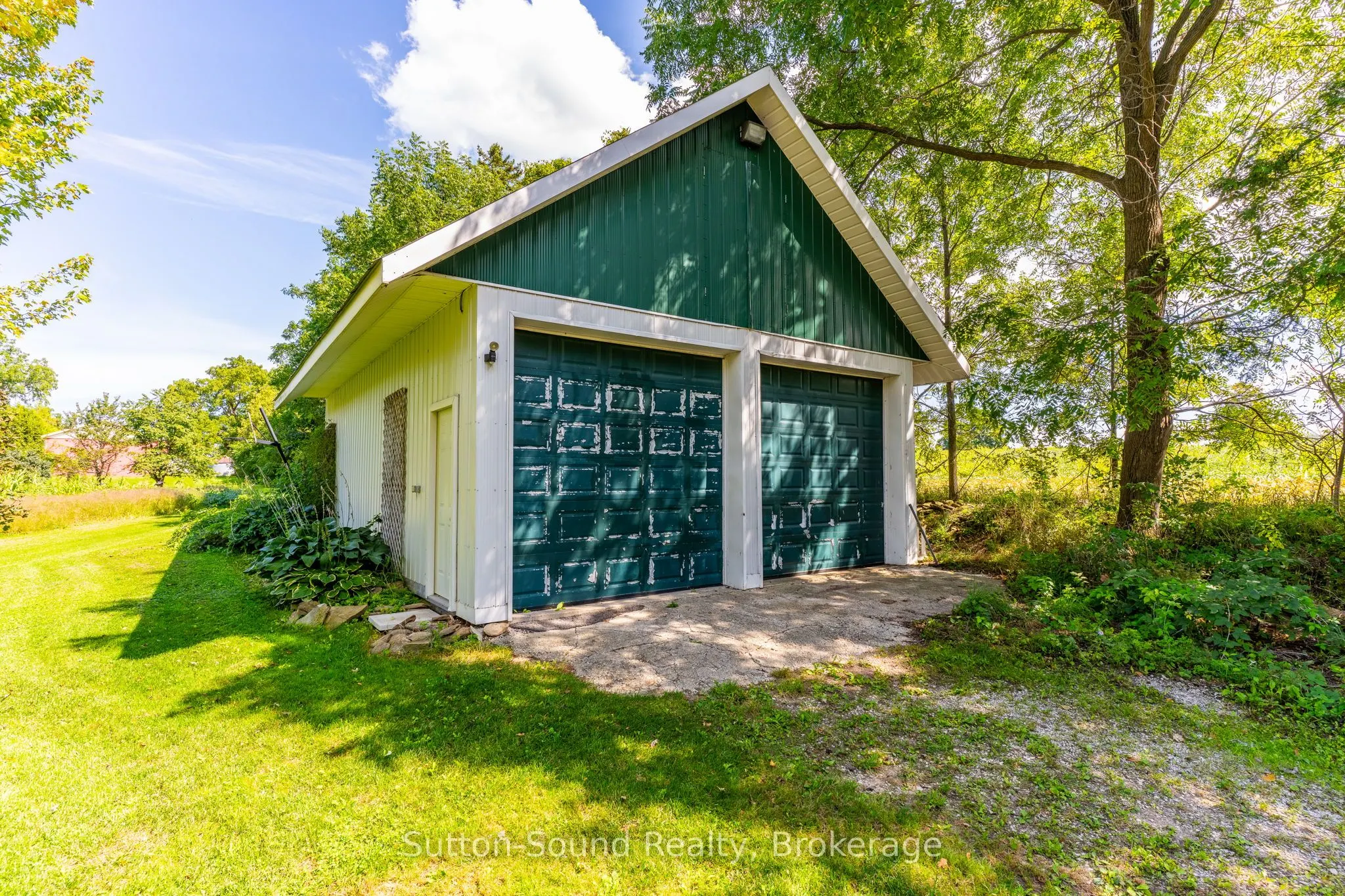 403261 8 Side Road