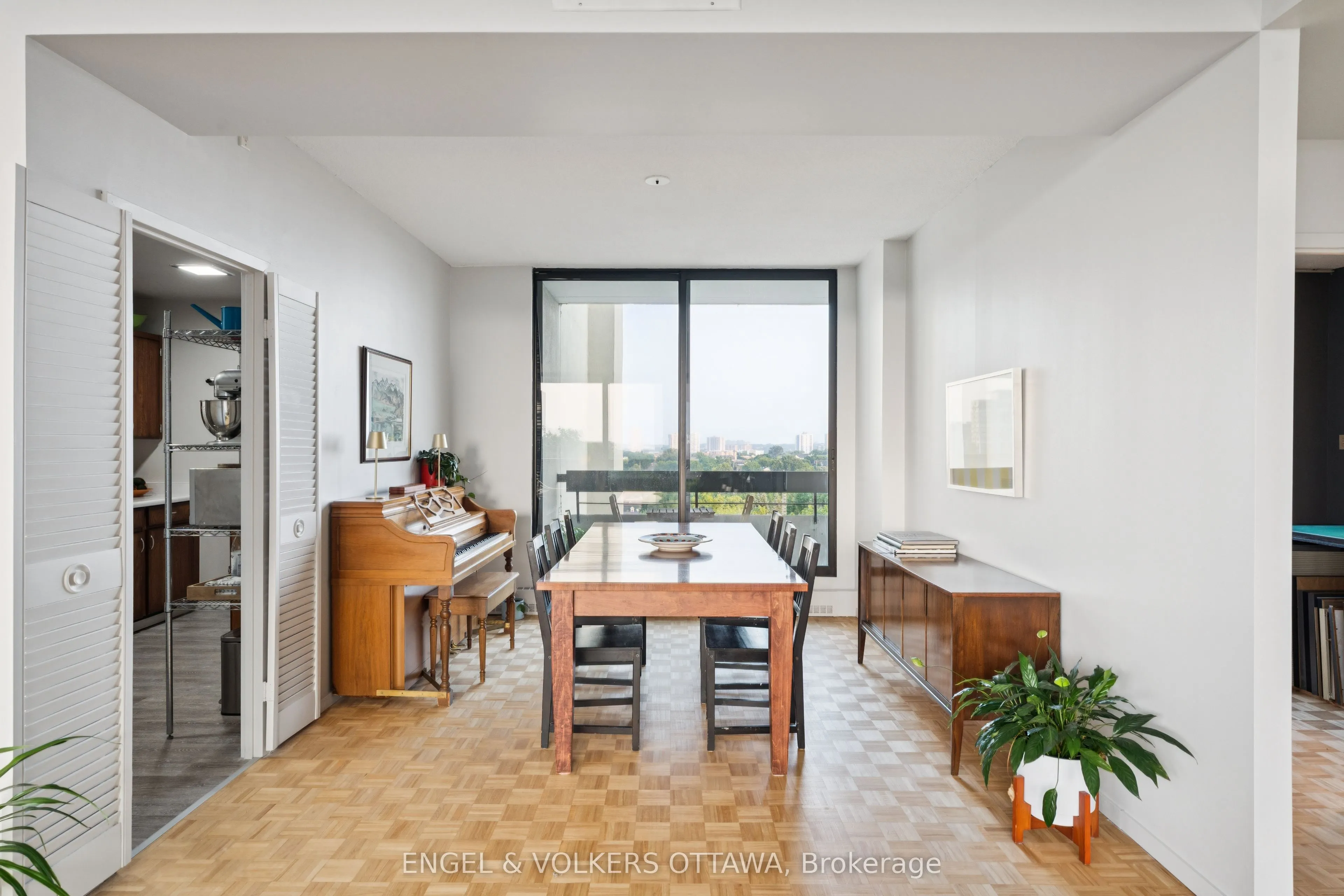 400 Laurier Avenue E, #8A