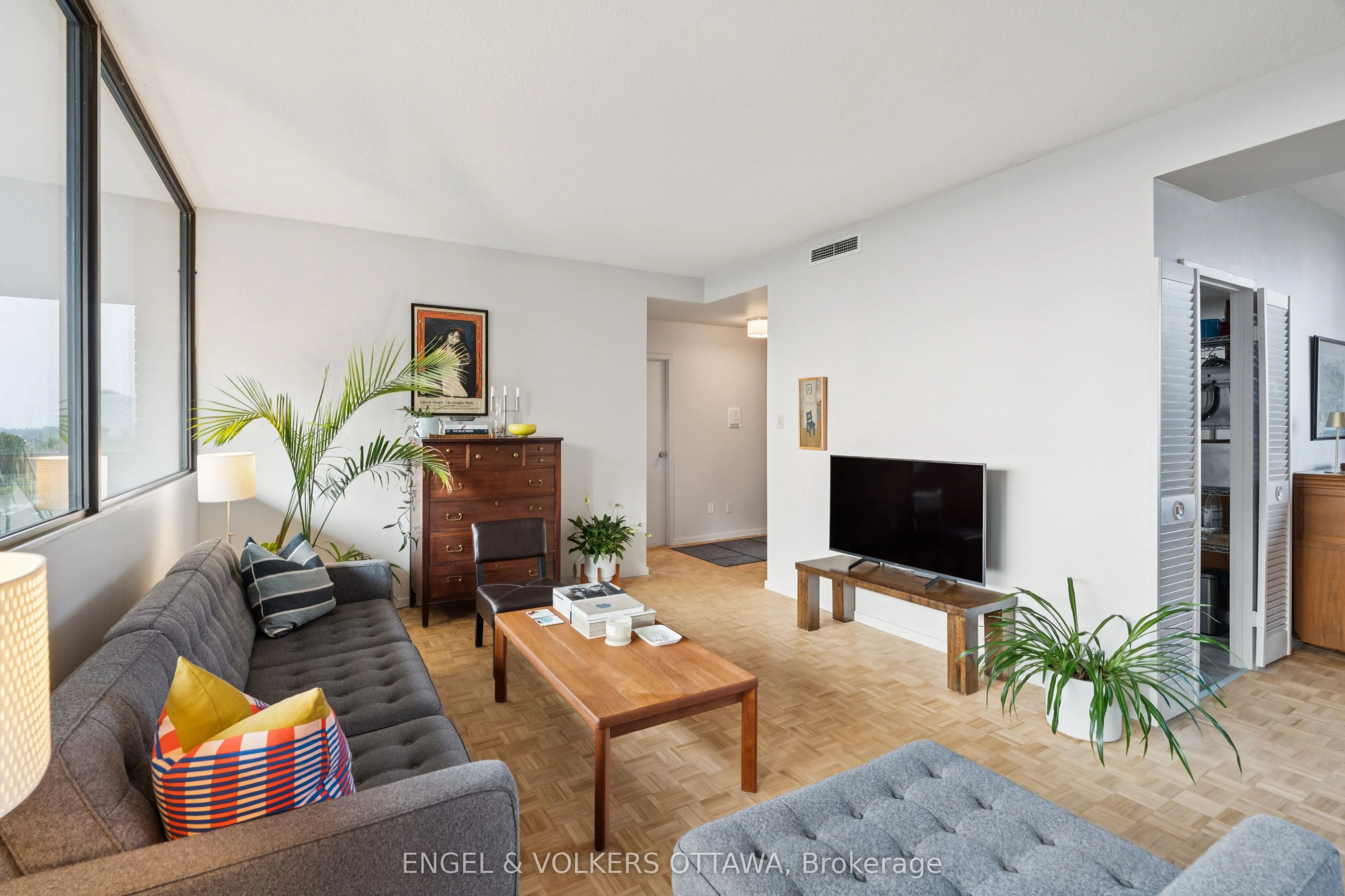 400 Laurier Avenue E, #8A