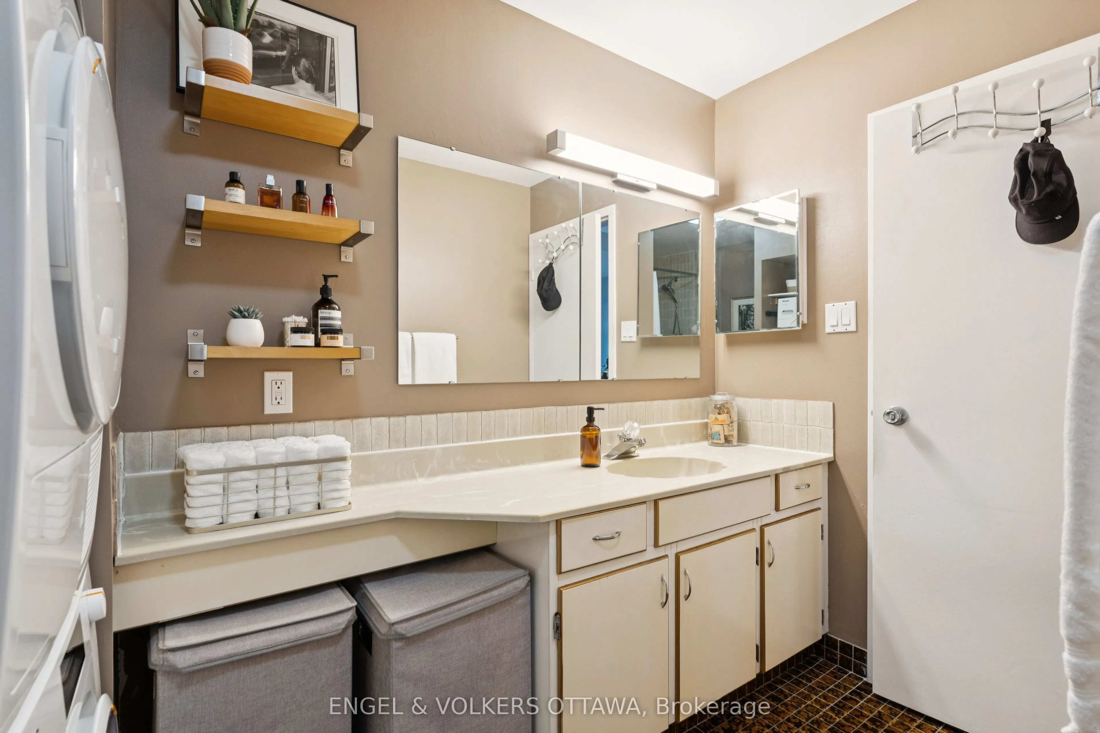 400 Laurier Avenue E, #8A