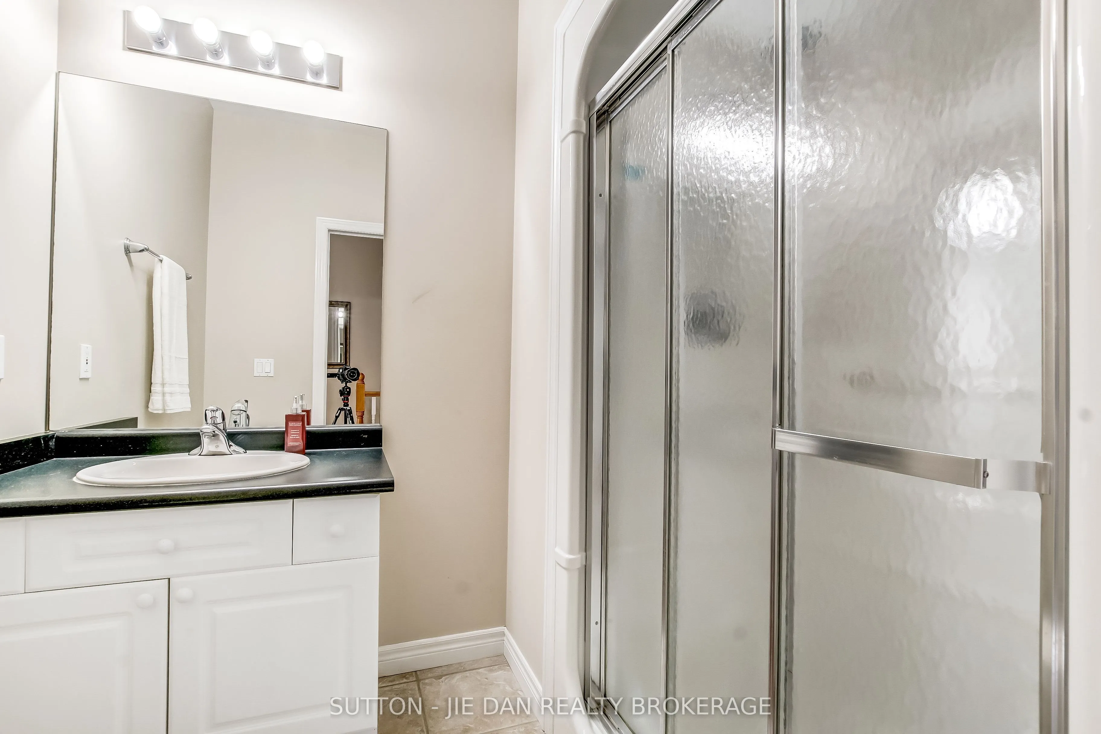 1574 RICHMOND Street, #23