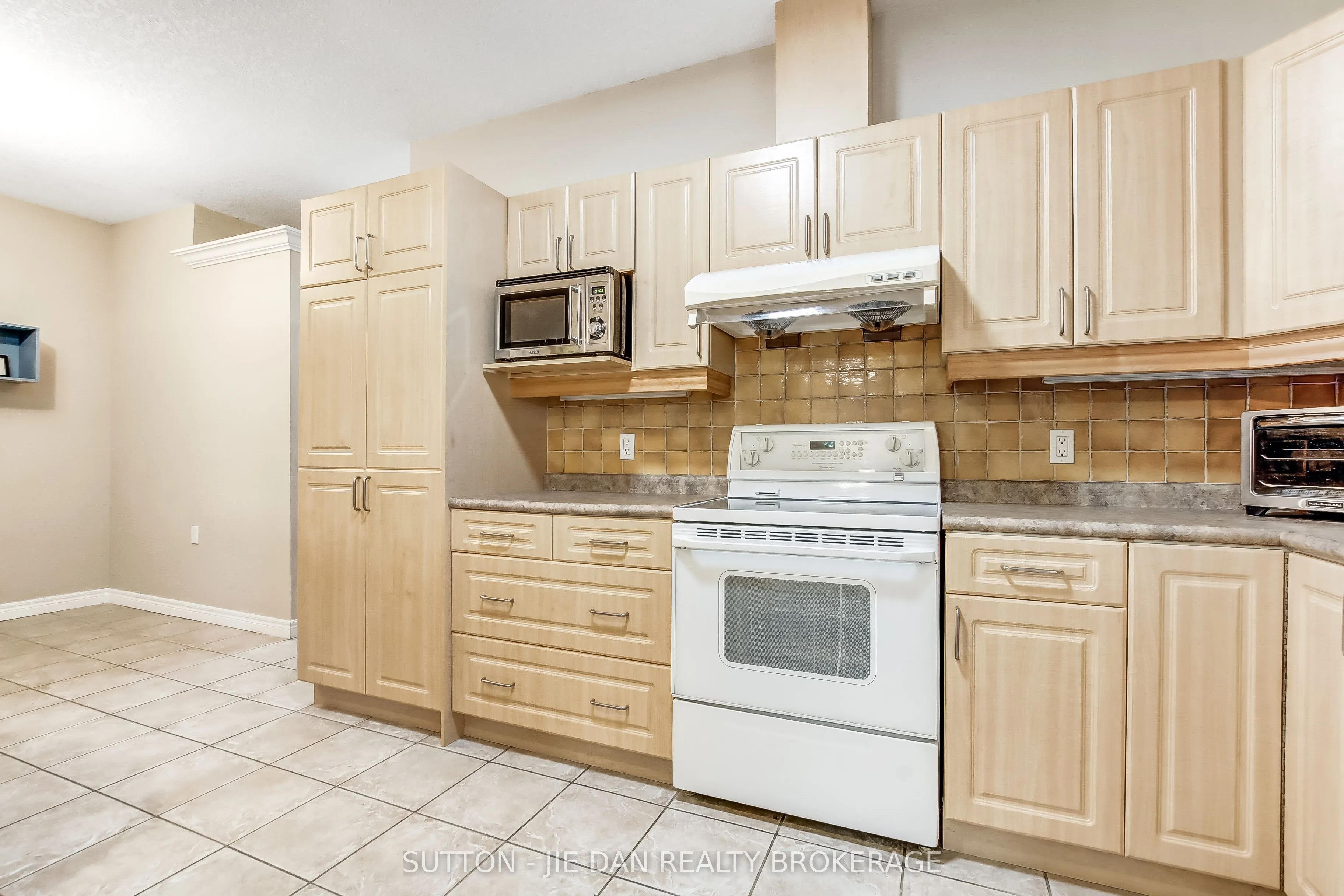 1574 RICHMOND Street, #23