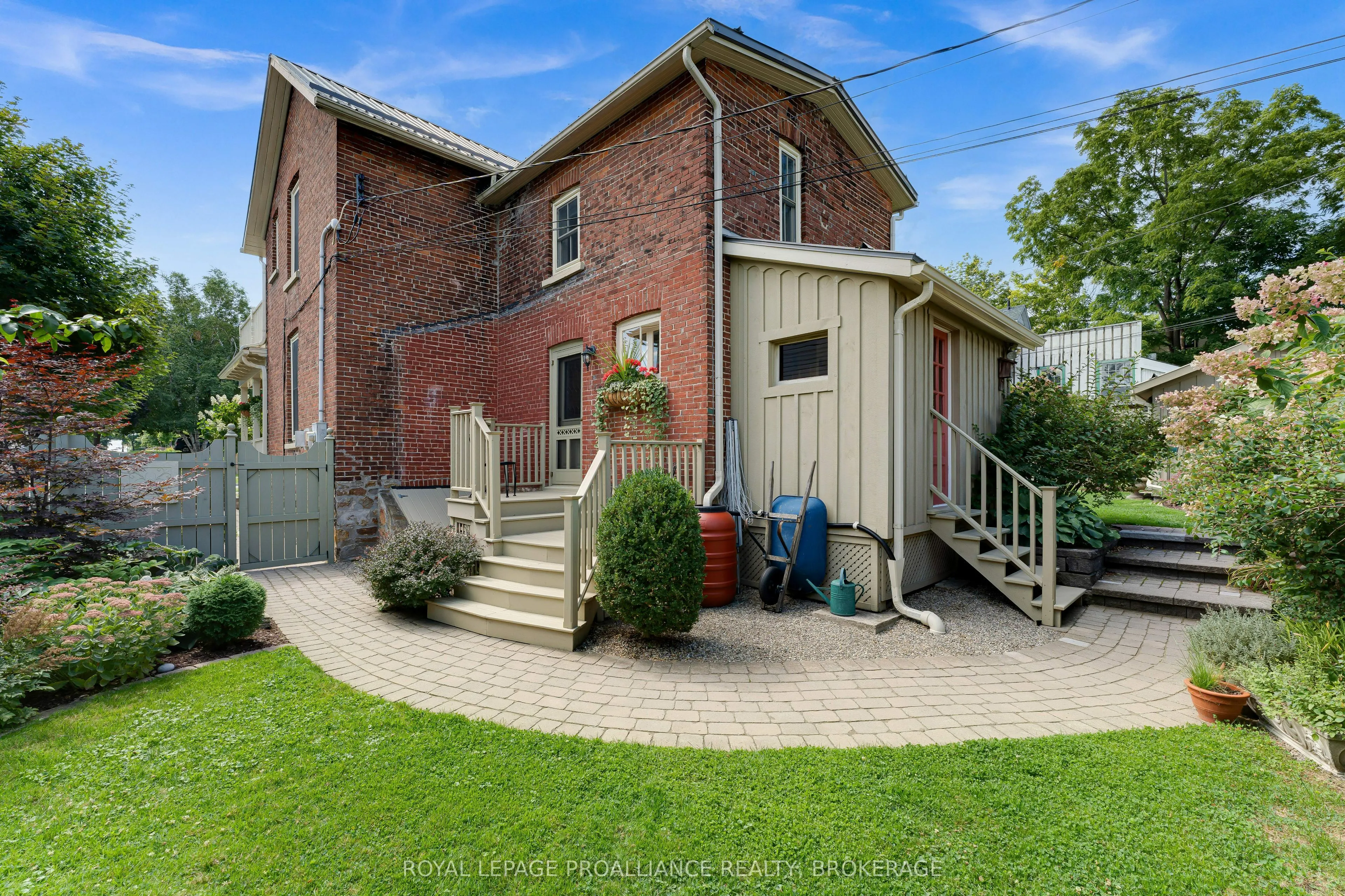 114 King Street W