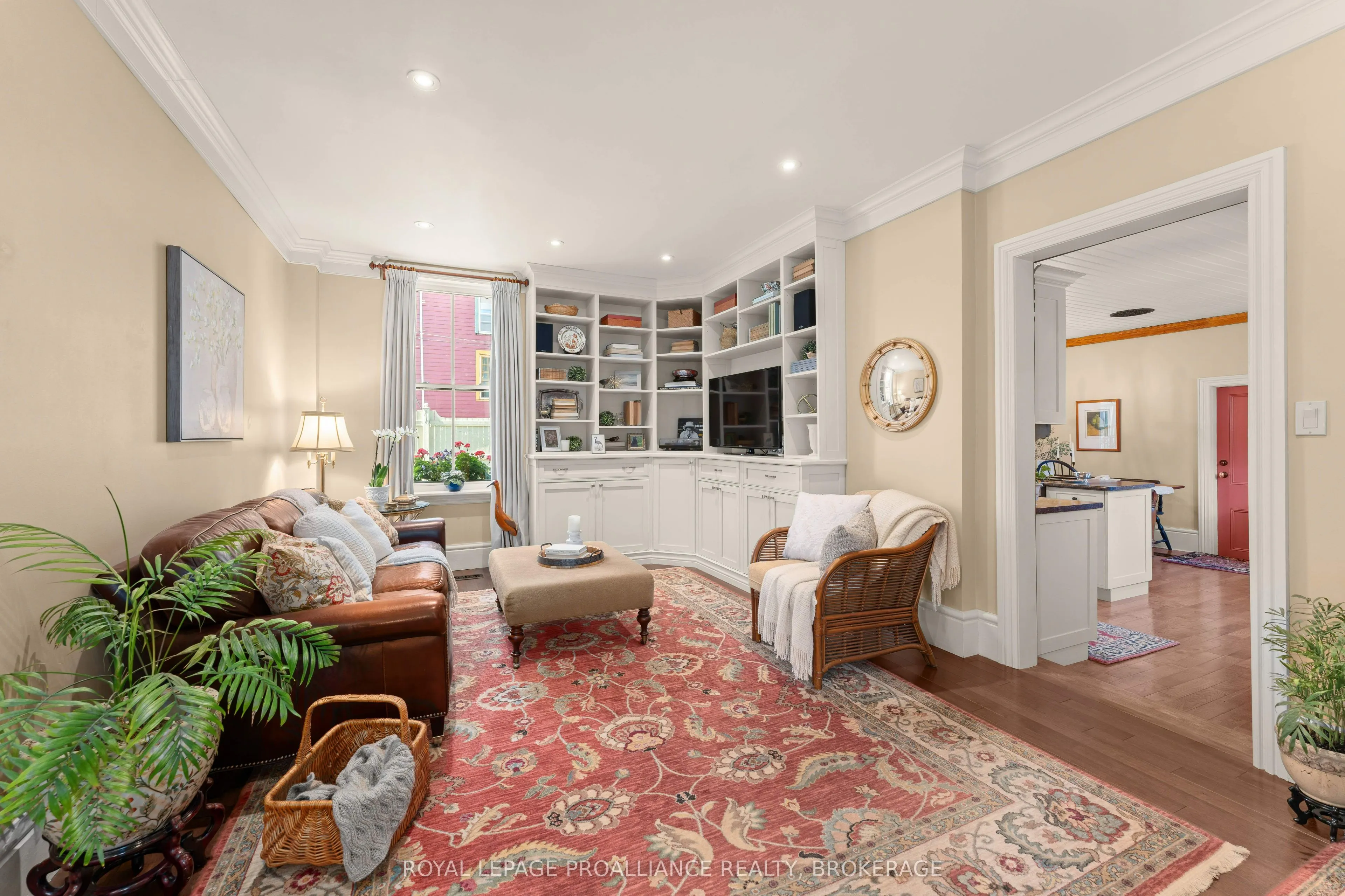 114 King Street W