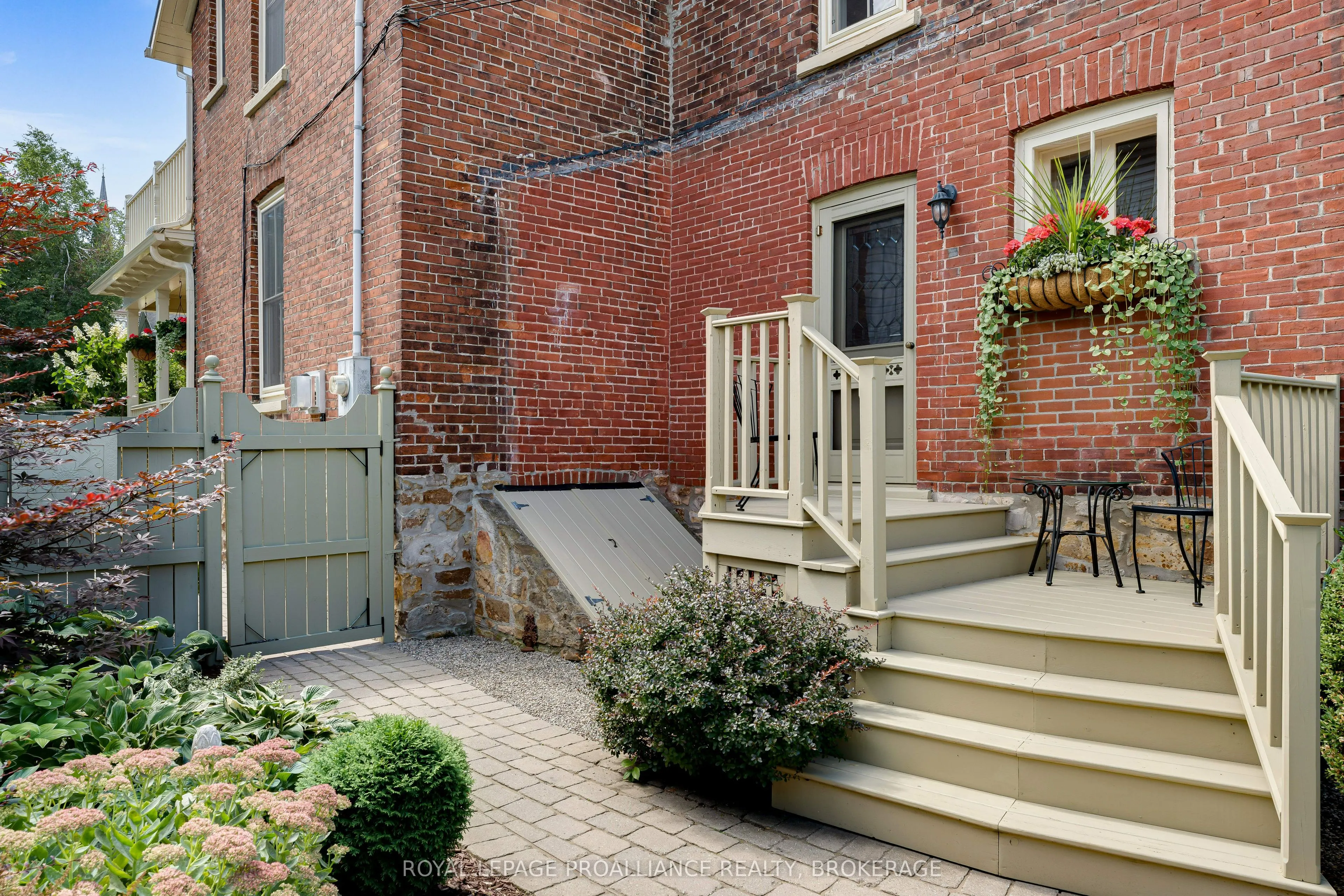 114 King Street W
