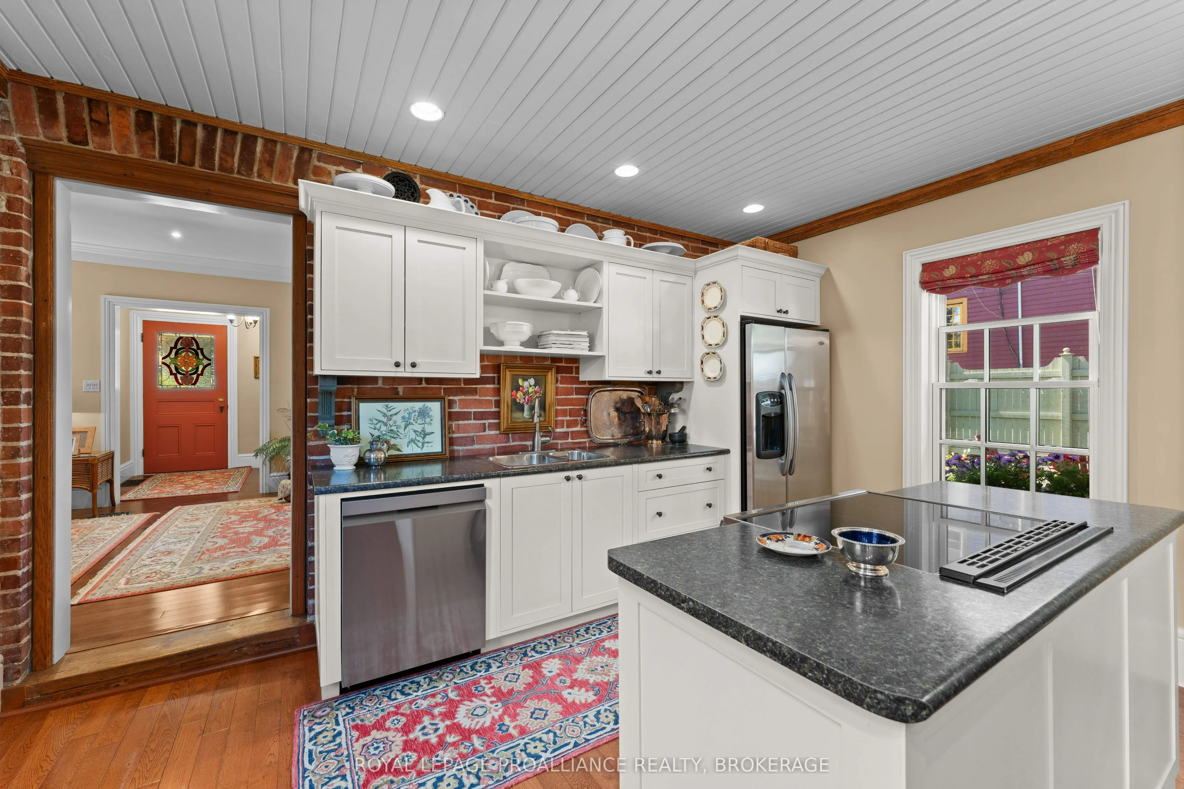 114 King Street W