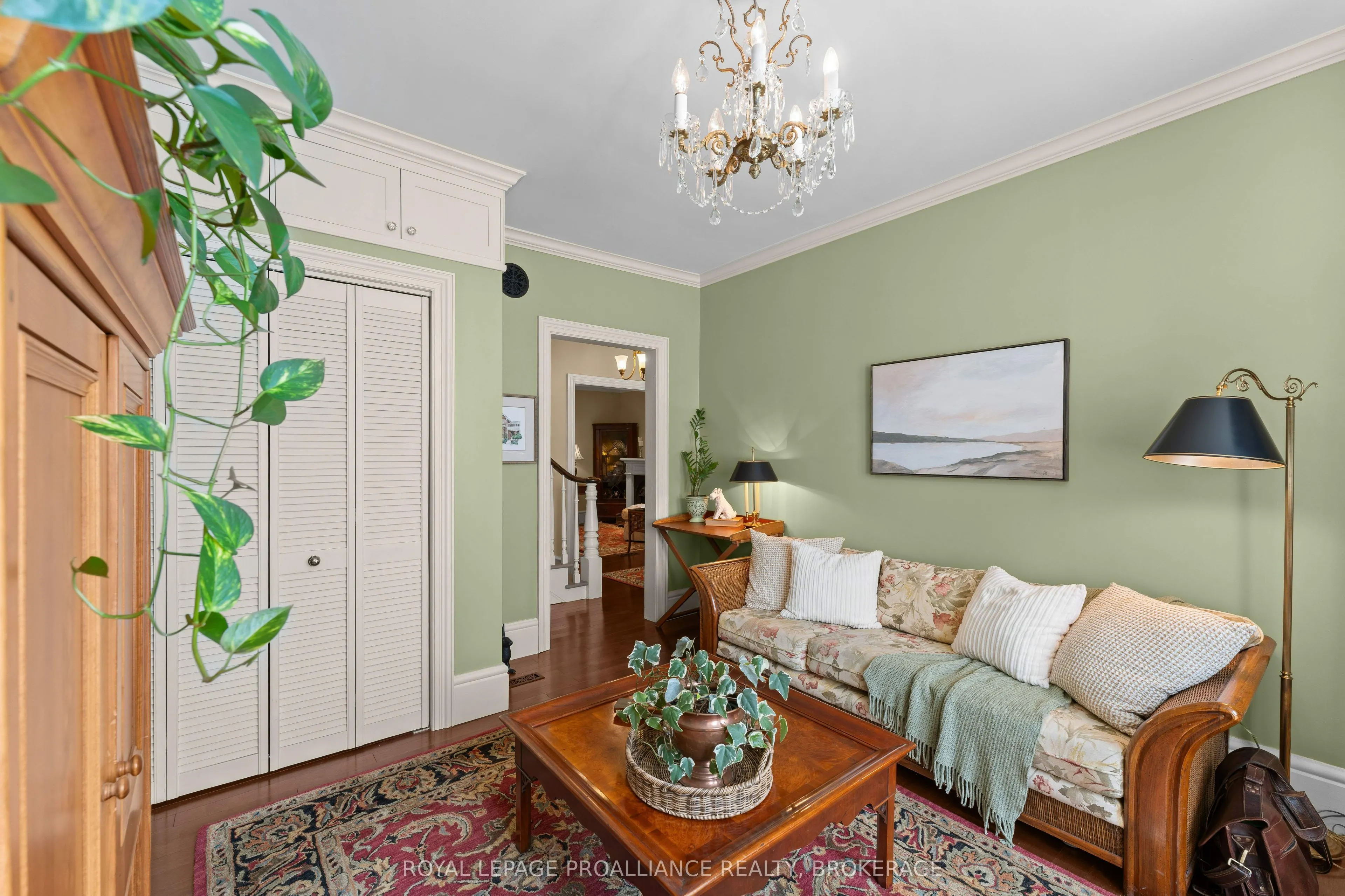 114 King Street W