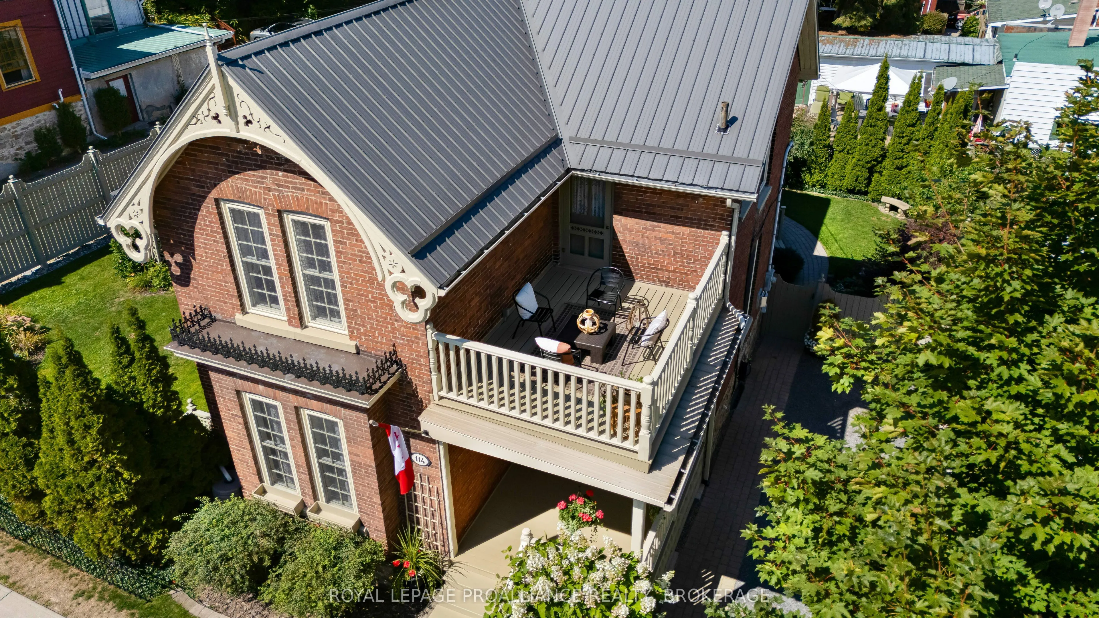 114 King Street W