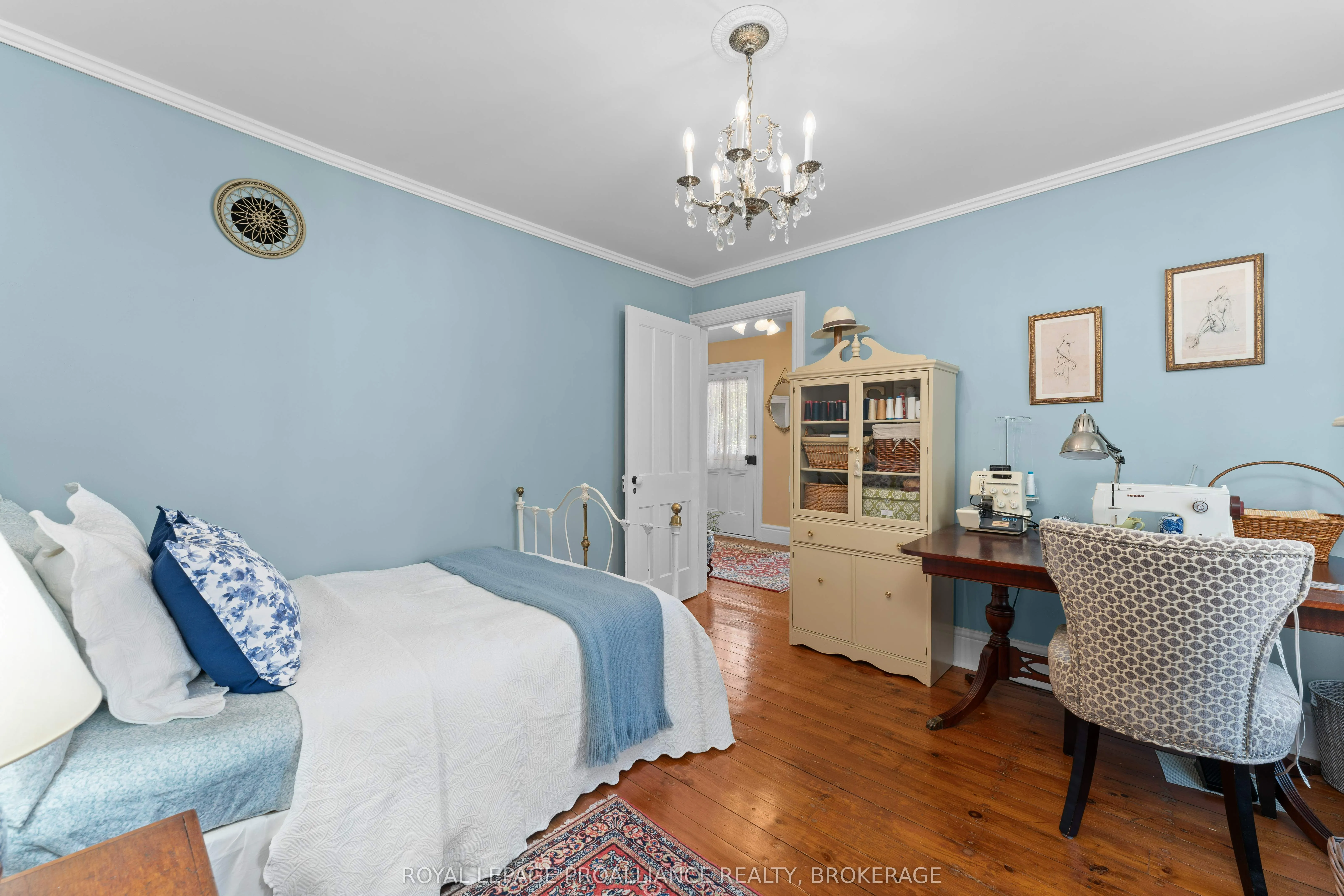114 King Street W