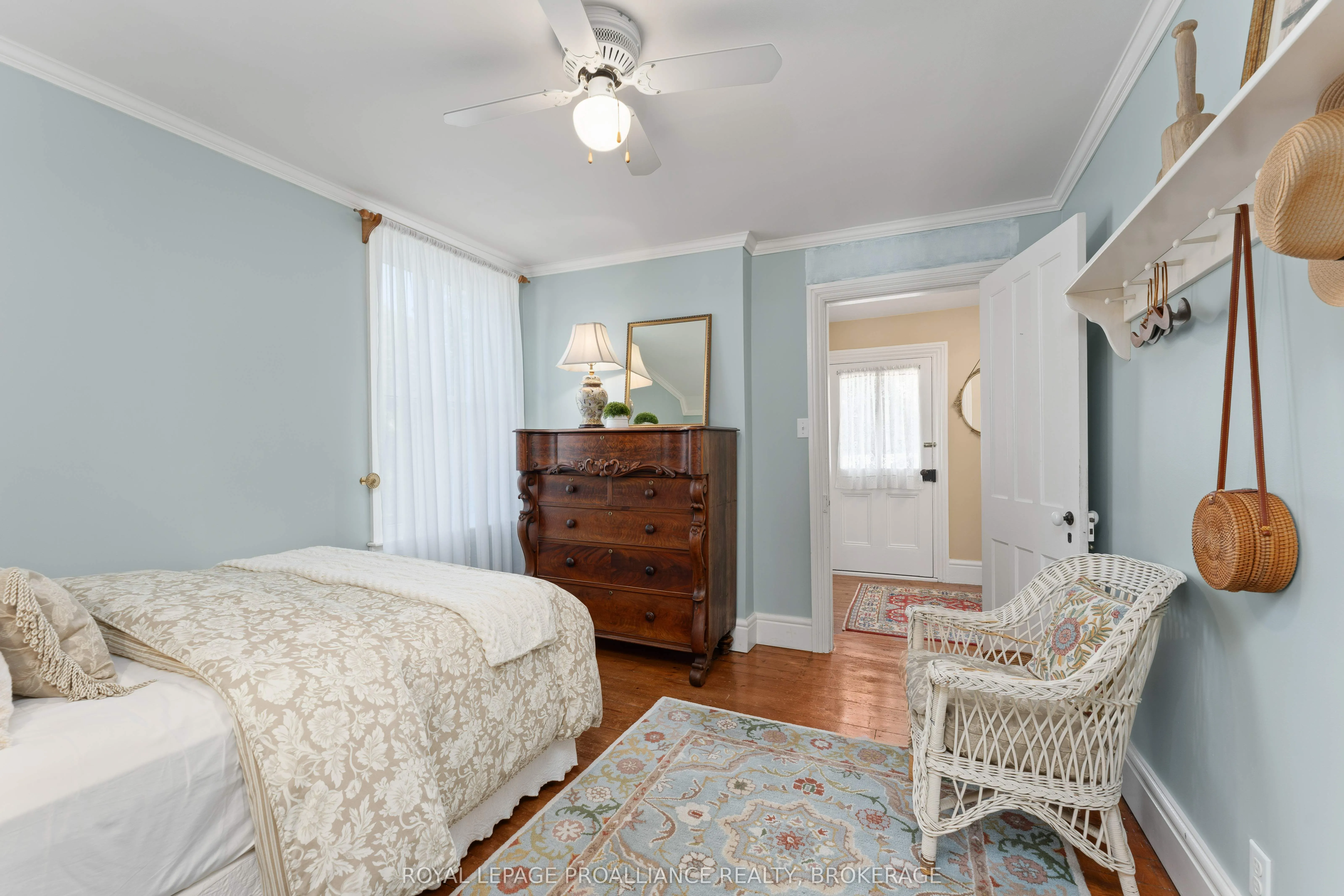 114 King Street W