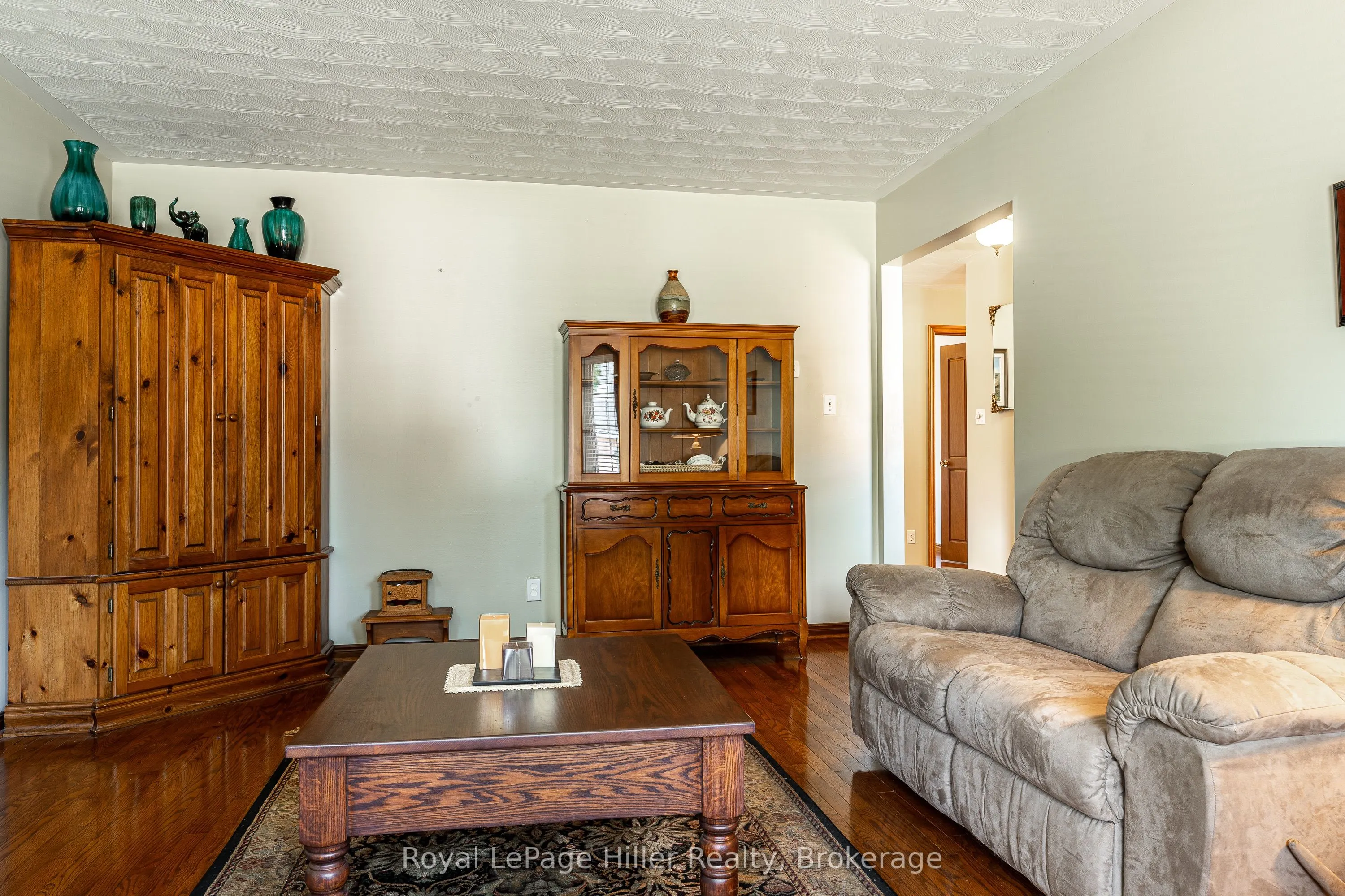 291 JOHN Street S