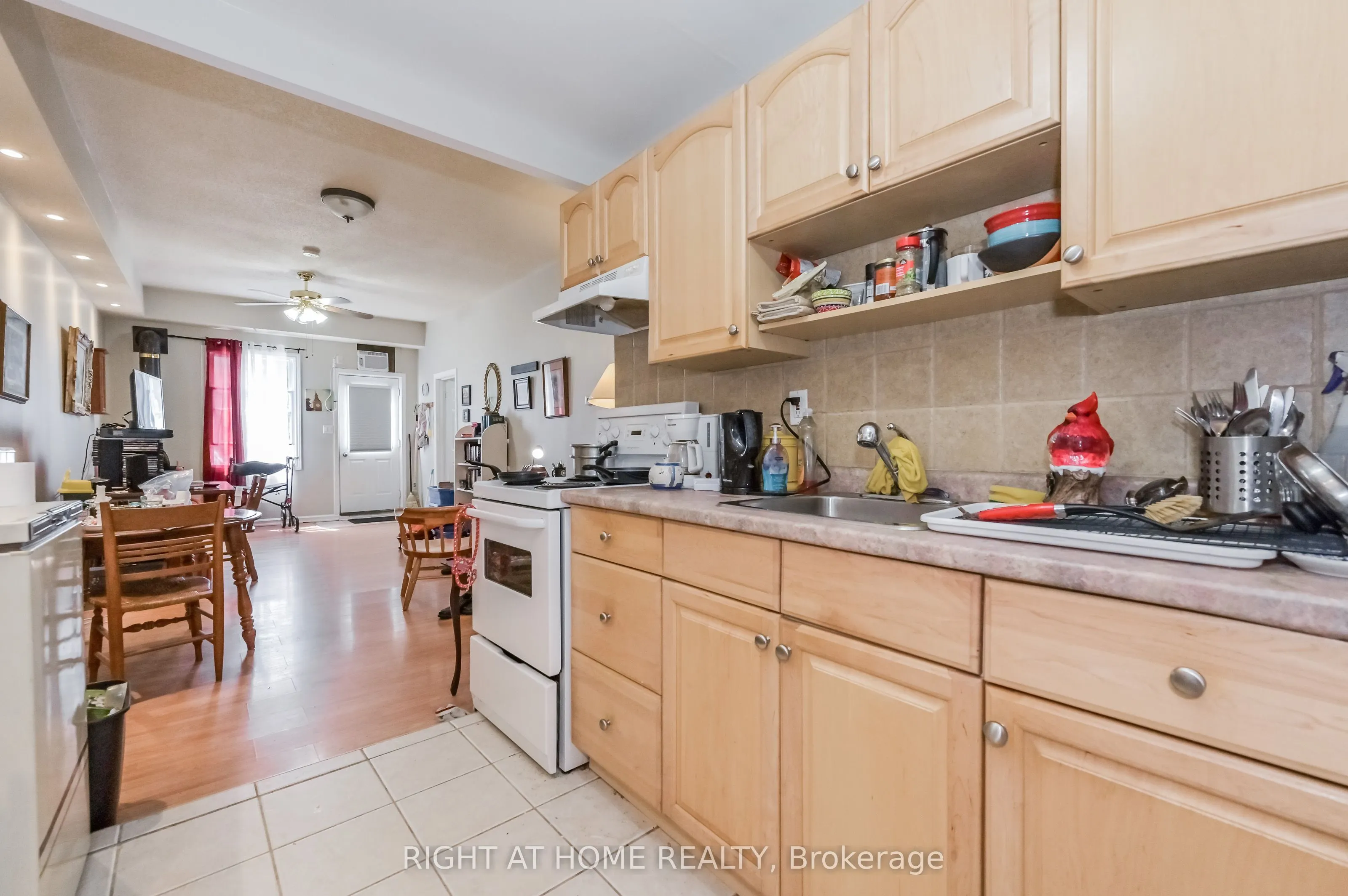 213 Main Street E