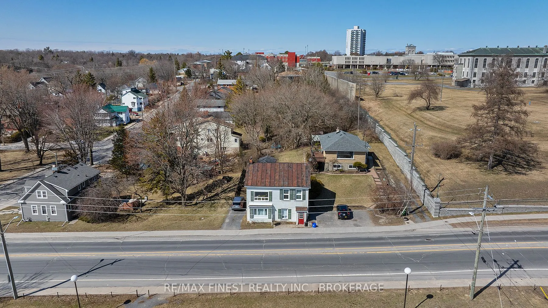 589 King Street W