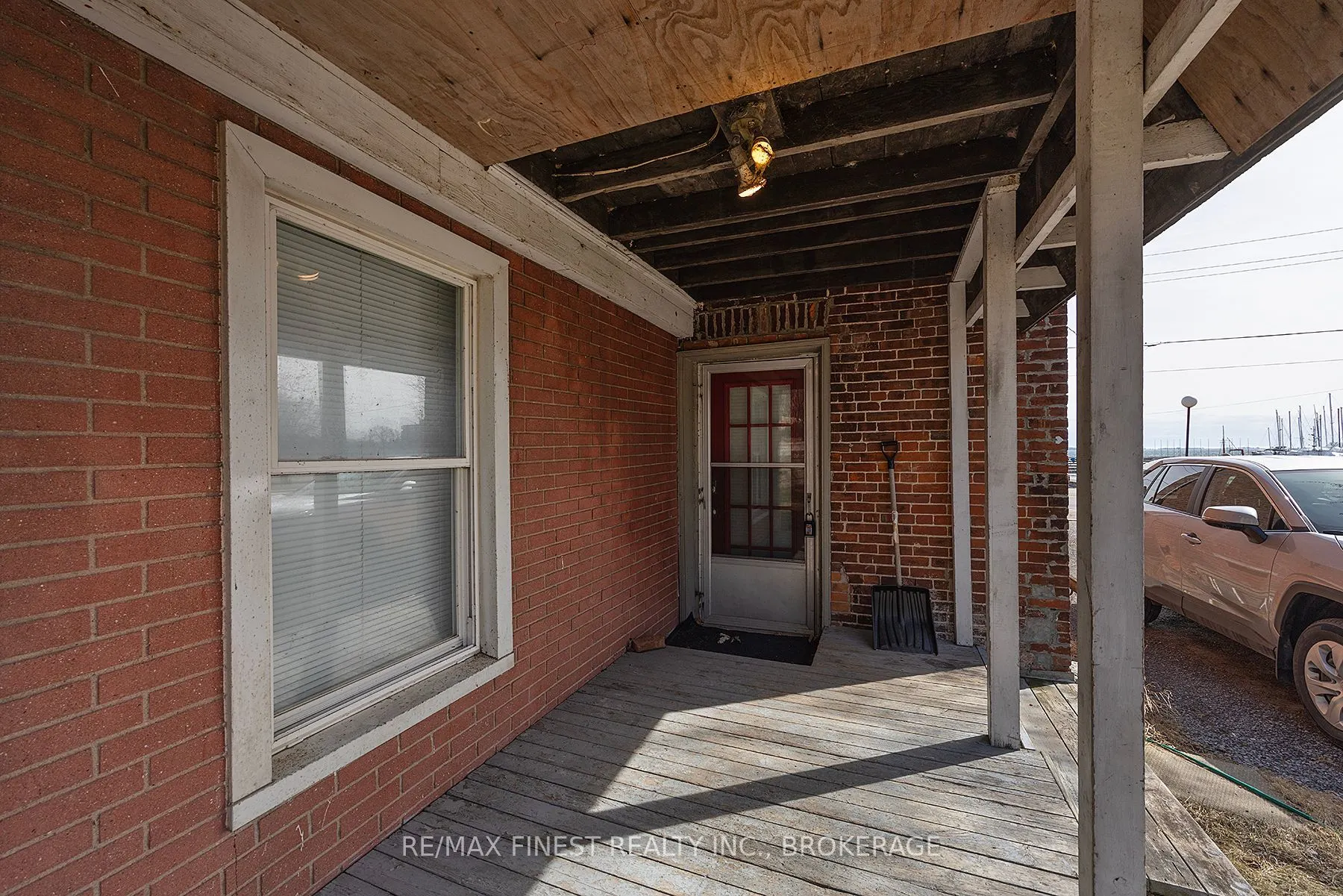 589 King Street W