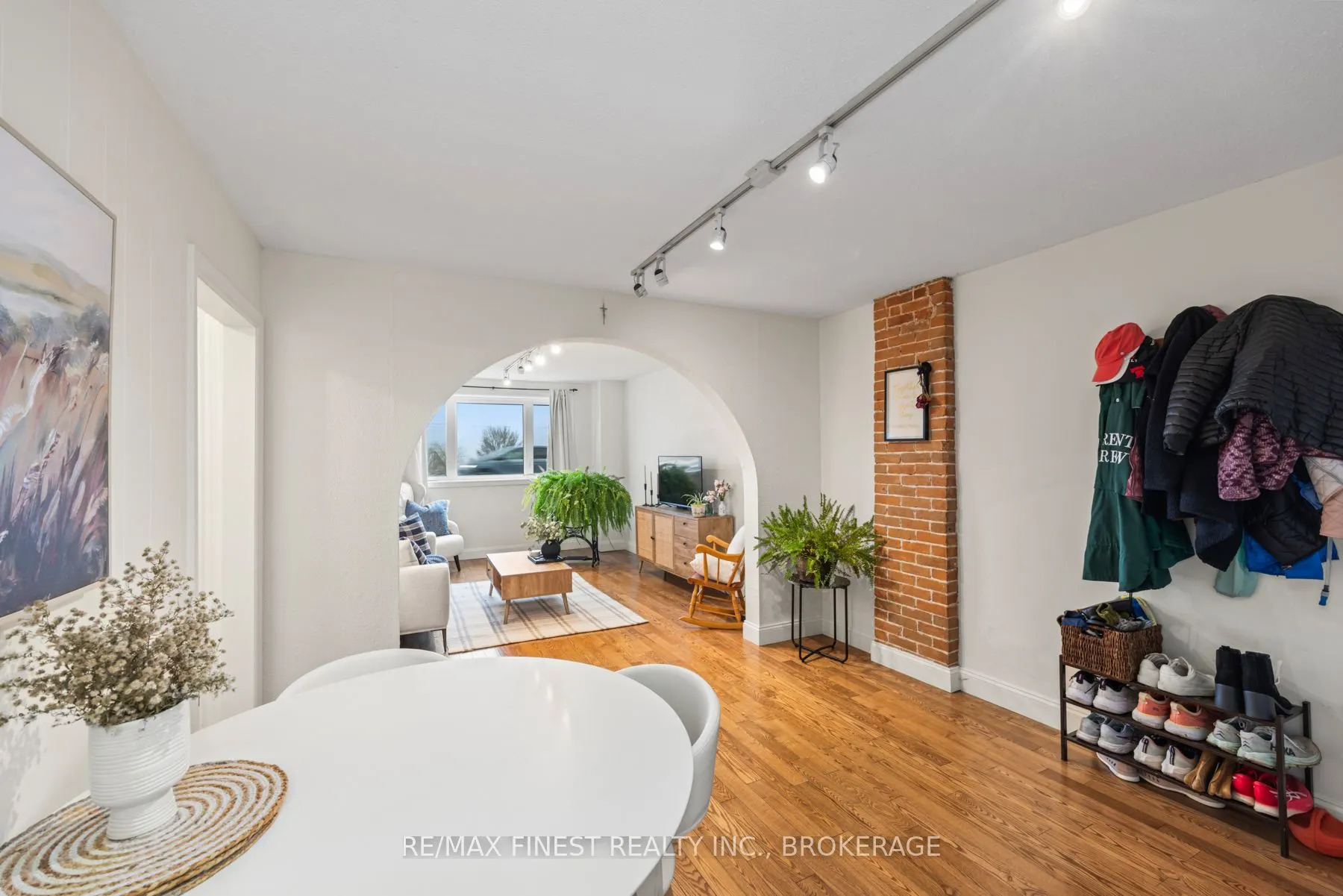 589 King Street W