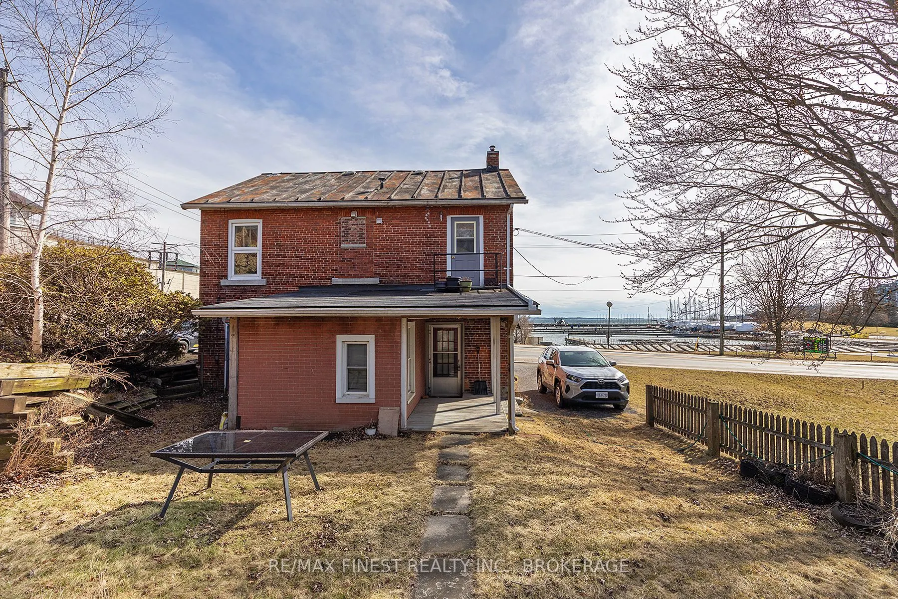 589 King Street W