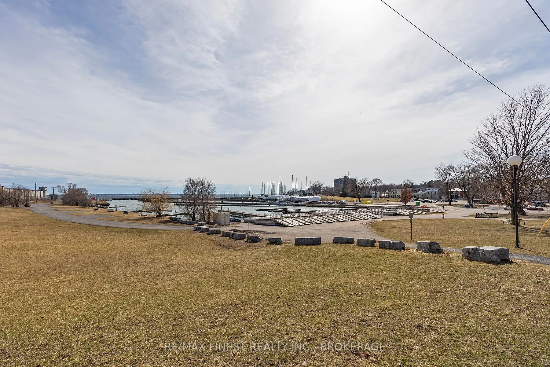 589 King Street W