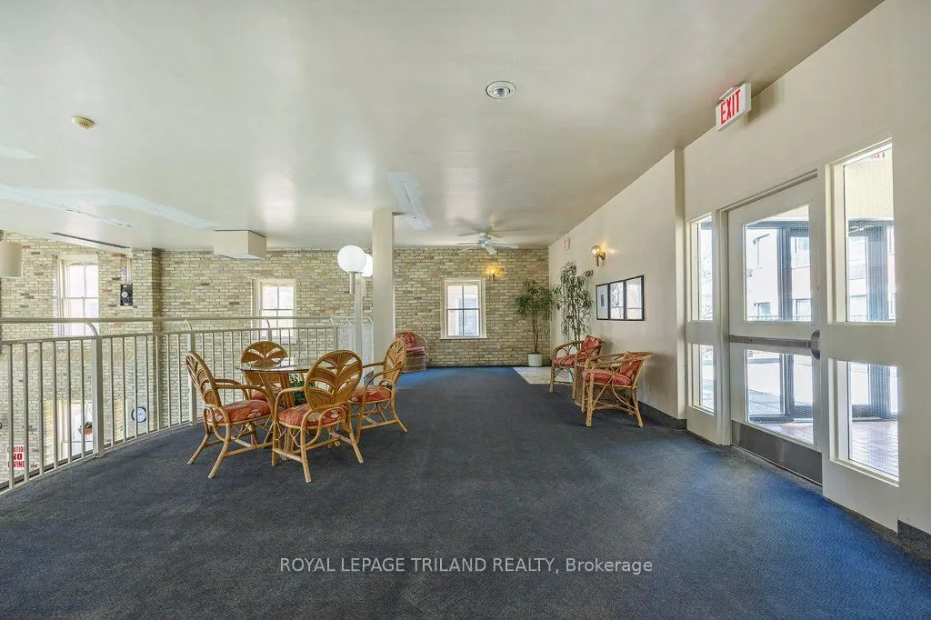 460 Wellington Street, #306