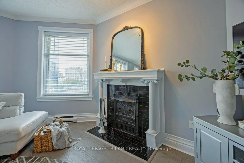 460 Wellington Street, #306