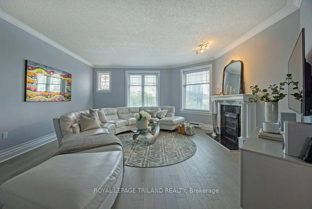 460 Wellington Street, #306