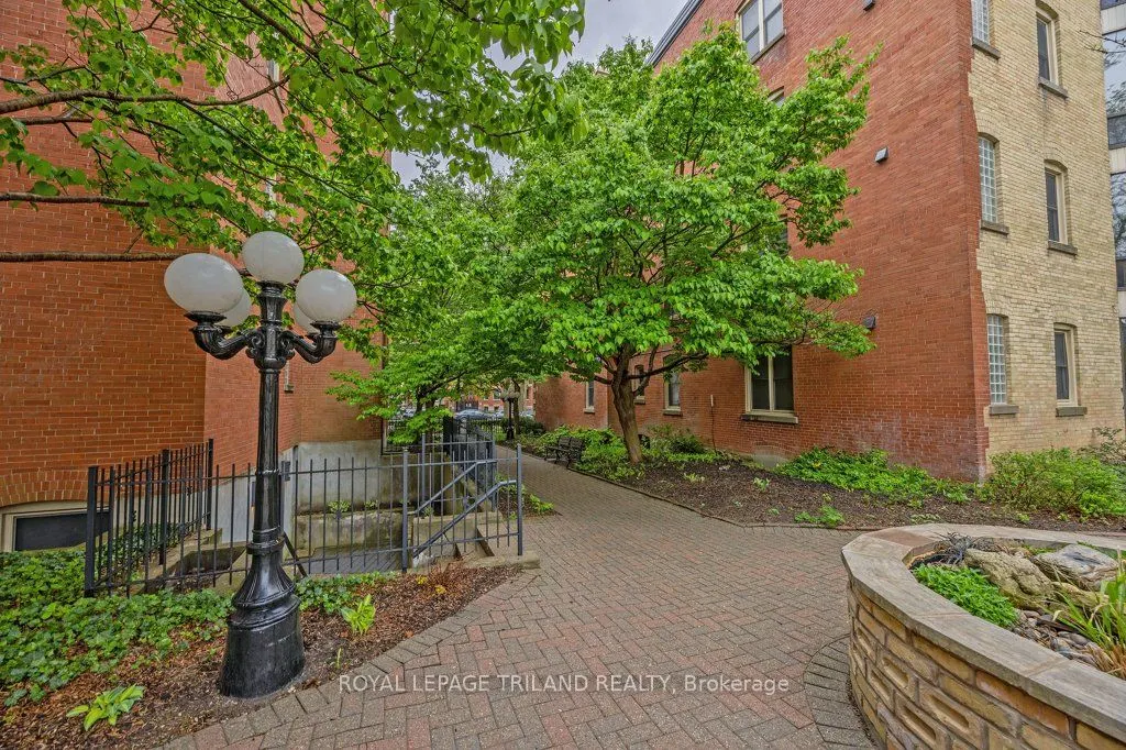 460 Wellington Street, #306