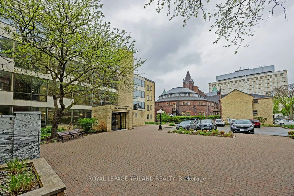 460 Wellington Street, #306
