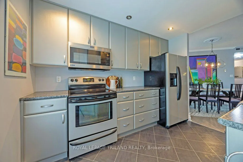 460 Wellington Street, #306