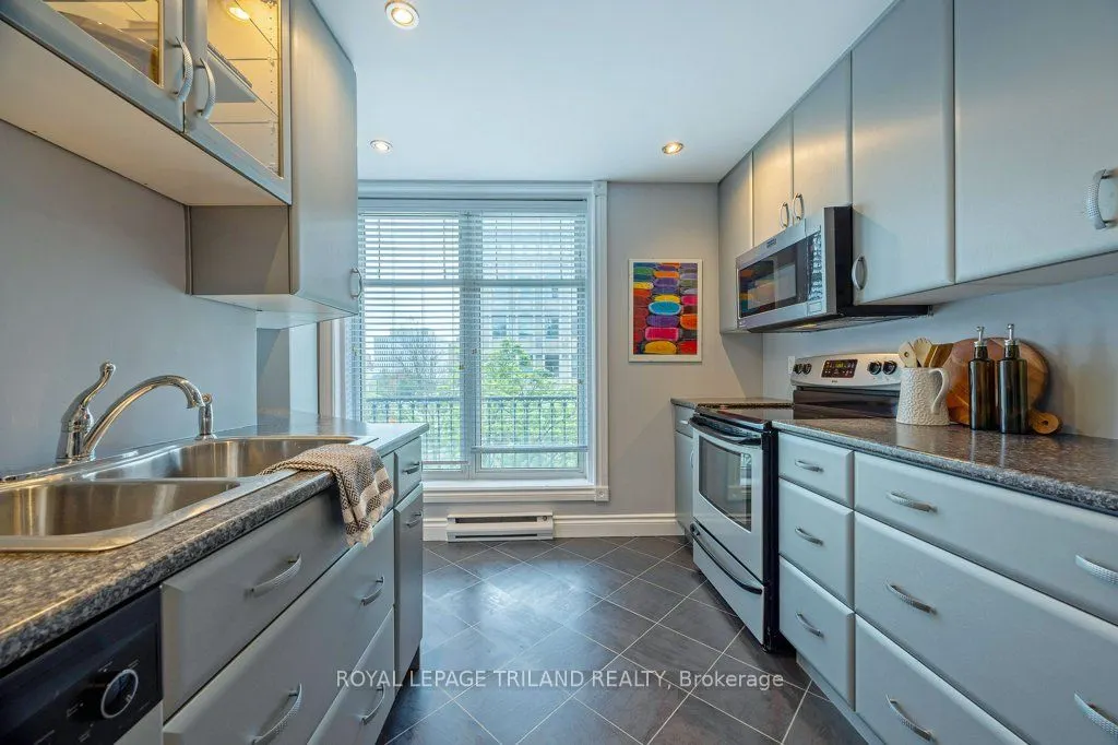 460 Wellington Street, #306