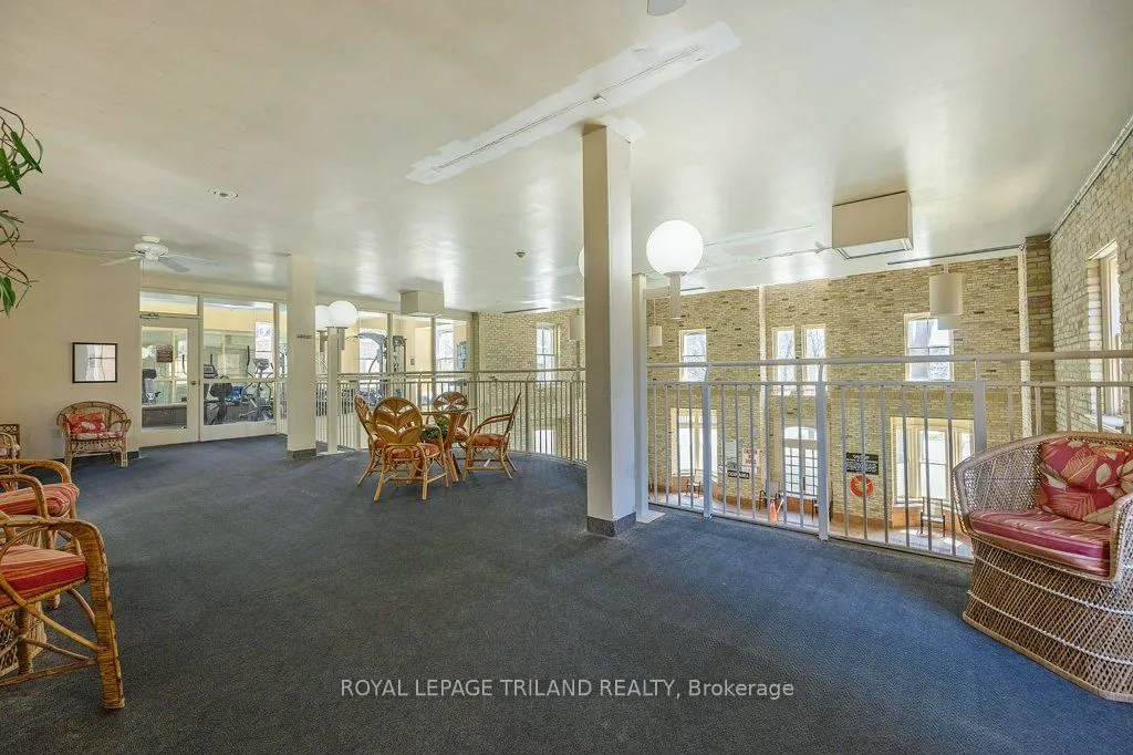 460 Wellington Street, #306