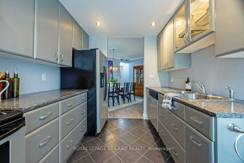460 Wellington Street, #306