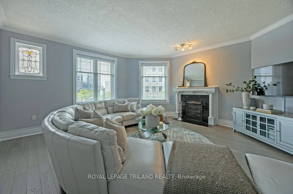 460 Wellington Street, #306