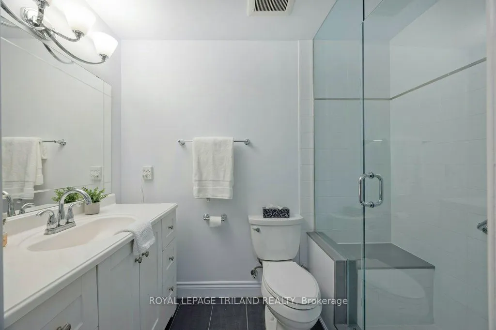 460 Wellington Street, #306