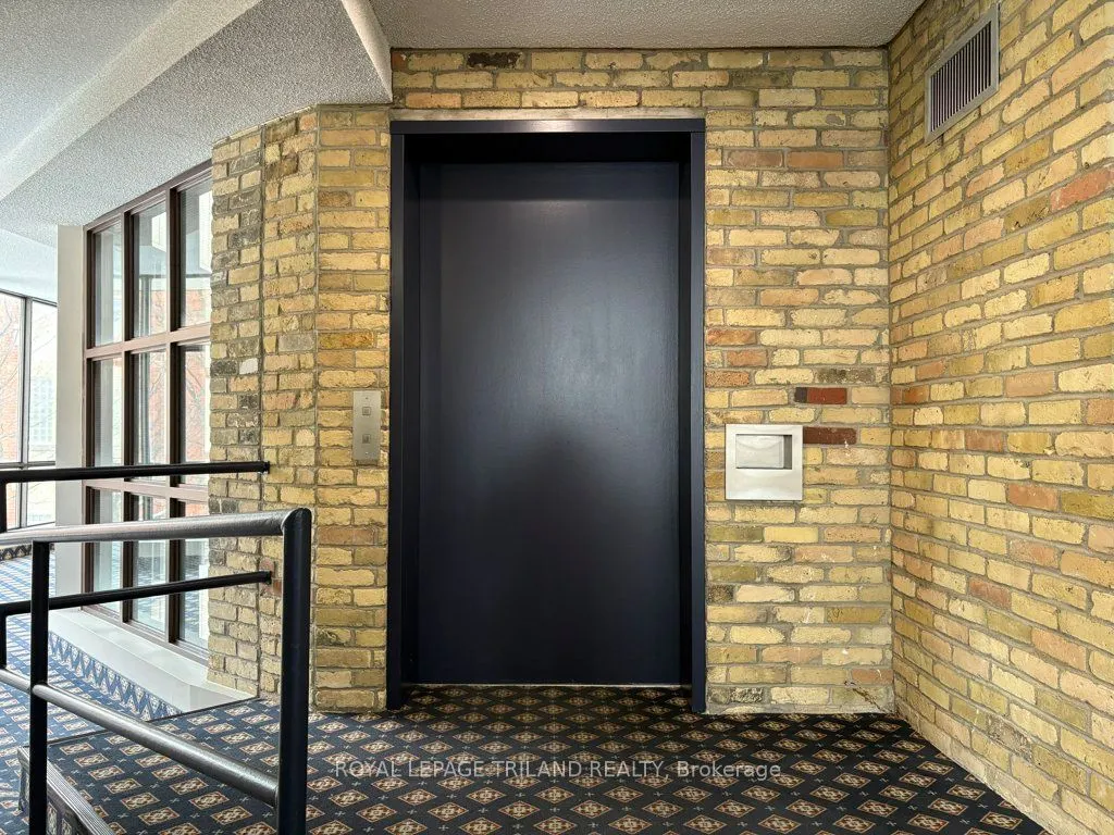 460 Wellington Street, #306