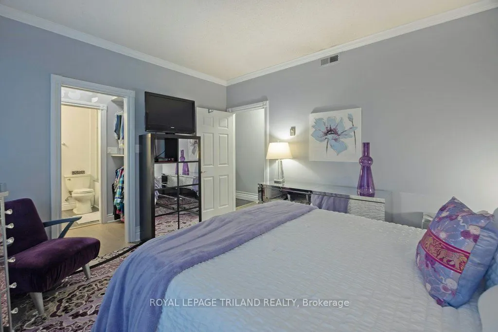 460 Wellington Street, #306