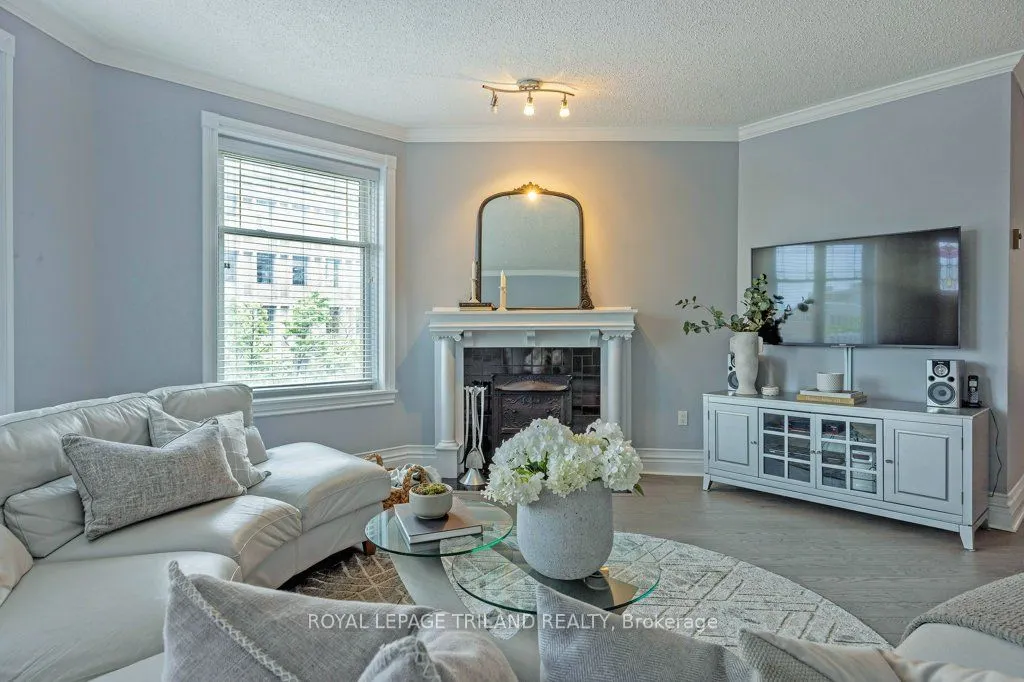 460 Wellington Street, #306
