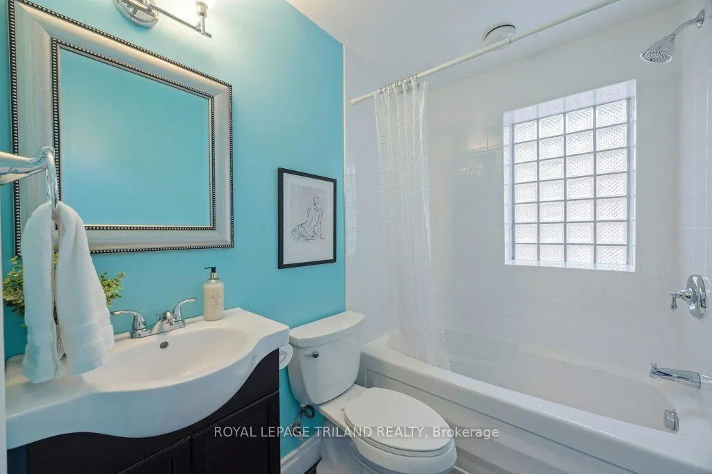 460 Wellington Street, #306