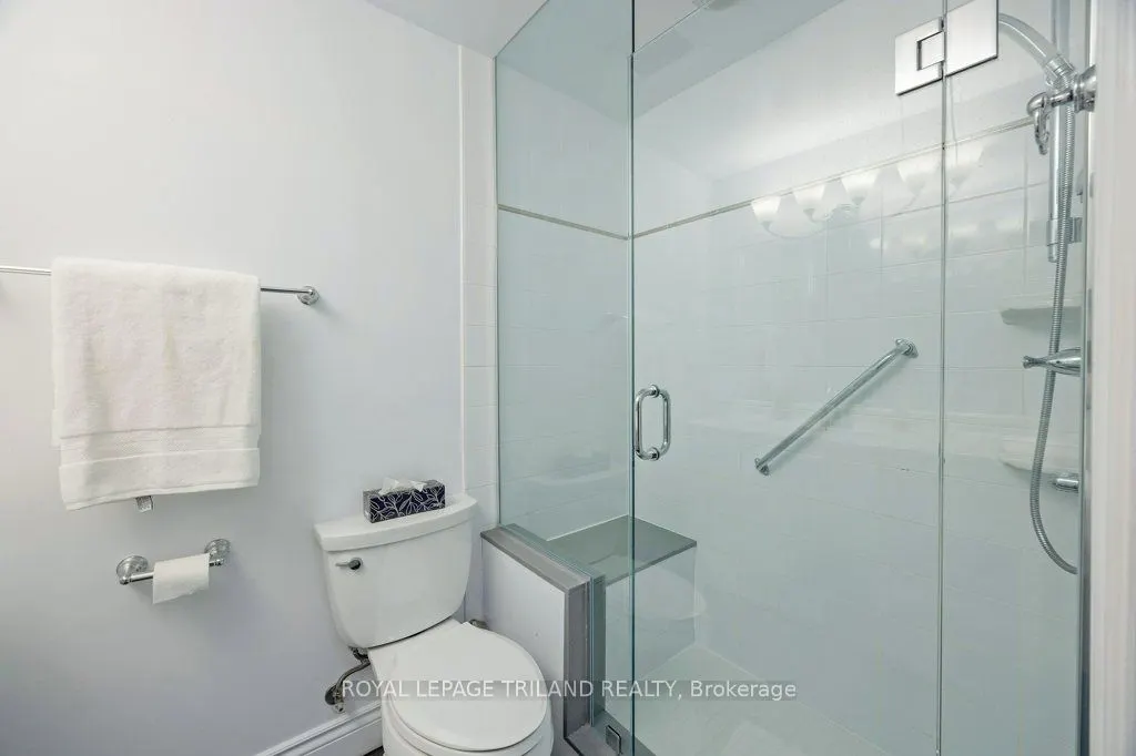 460 Wellington Street, #306