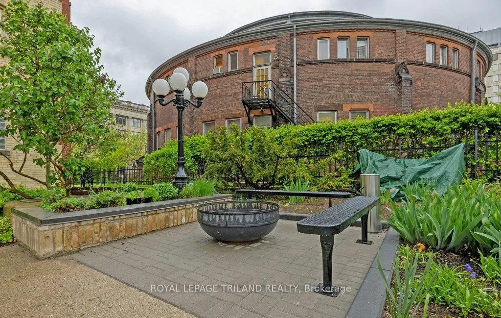 460 Wellington Street, #306