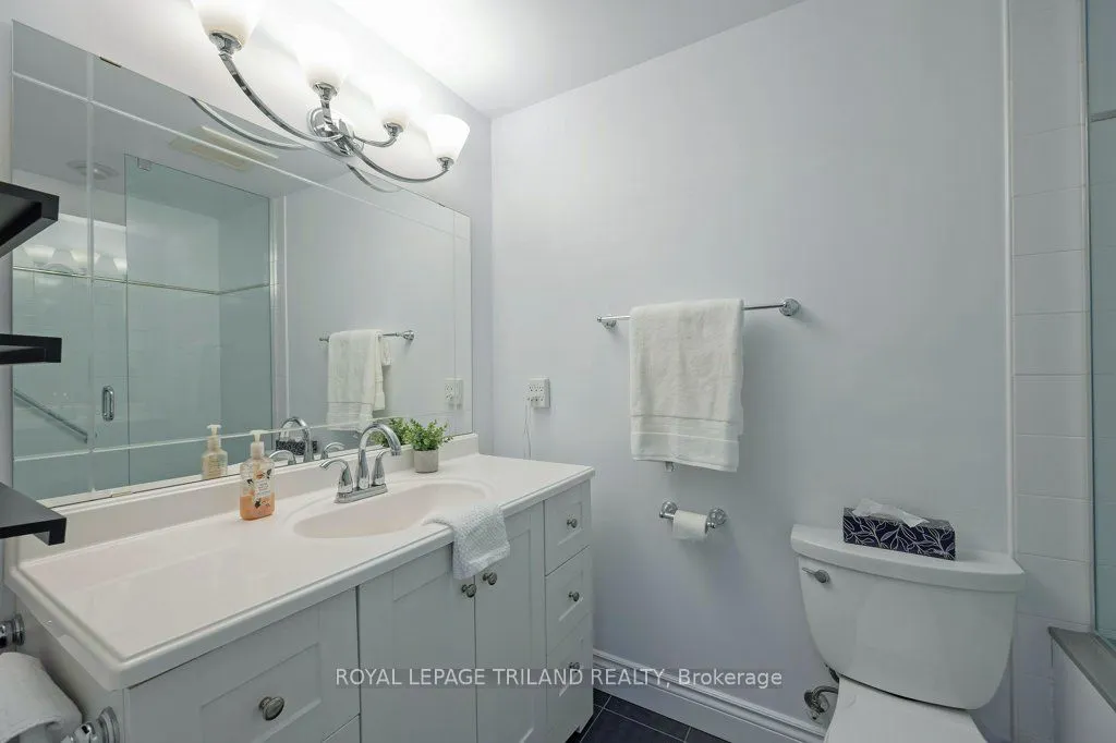 460 Wellington Street, #306