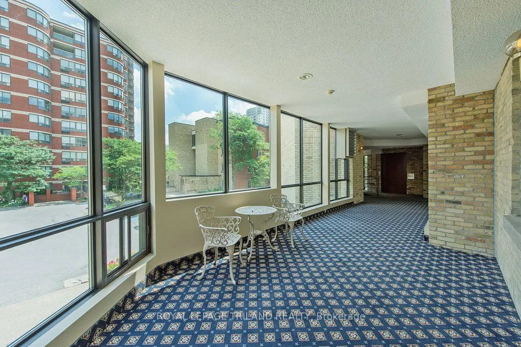 460 Wellington Street, #306