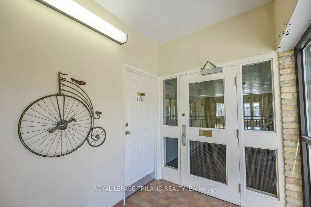 460 Wellington Street, #306
