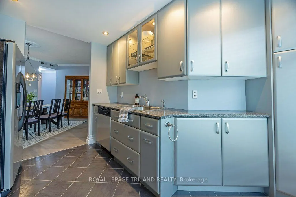 460 Wellington Street, #306