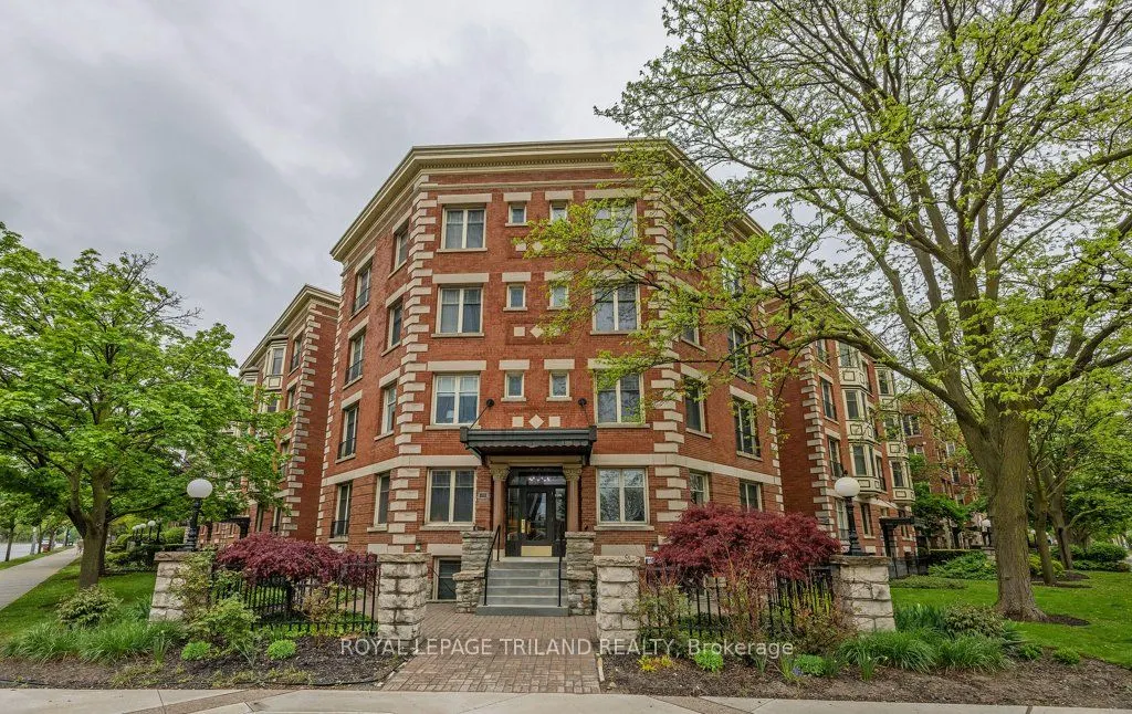 460 Wellington Street, #306